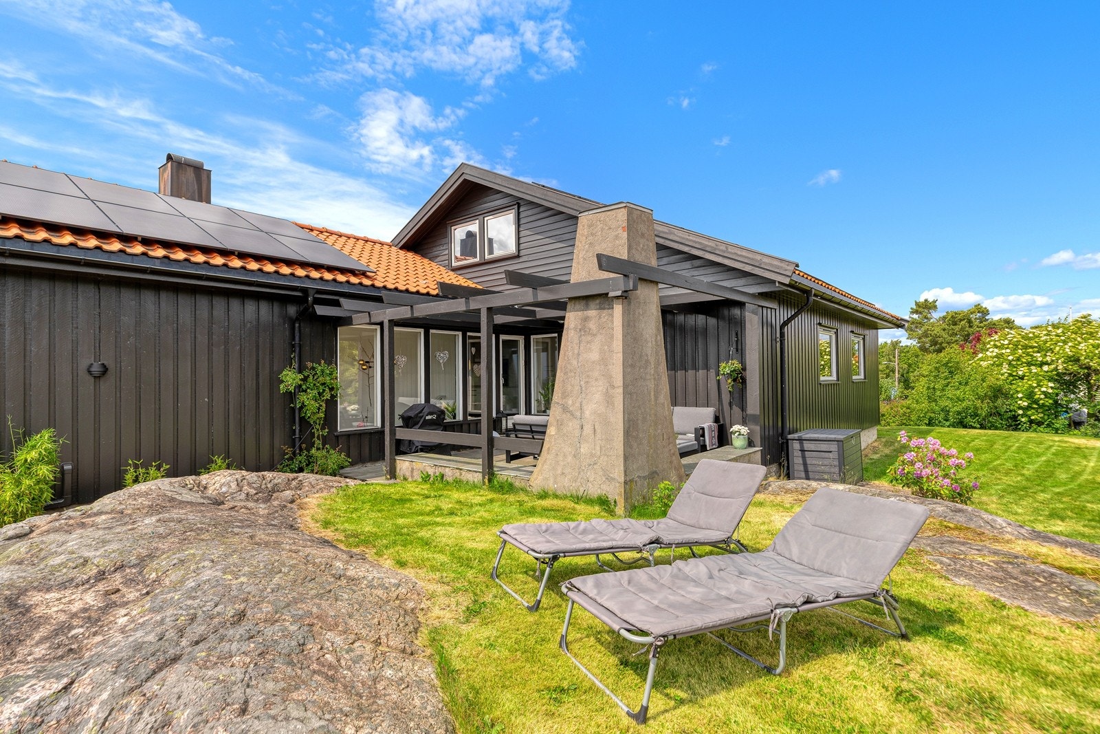 Et nydelig uteområde med flott beplanting, hage og mye plass til både små, store og firebeinte. Galleribilde