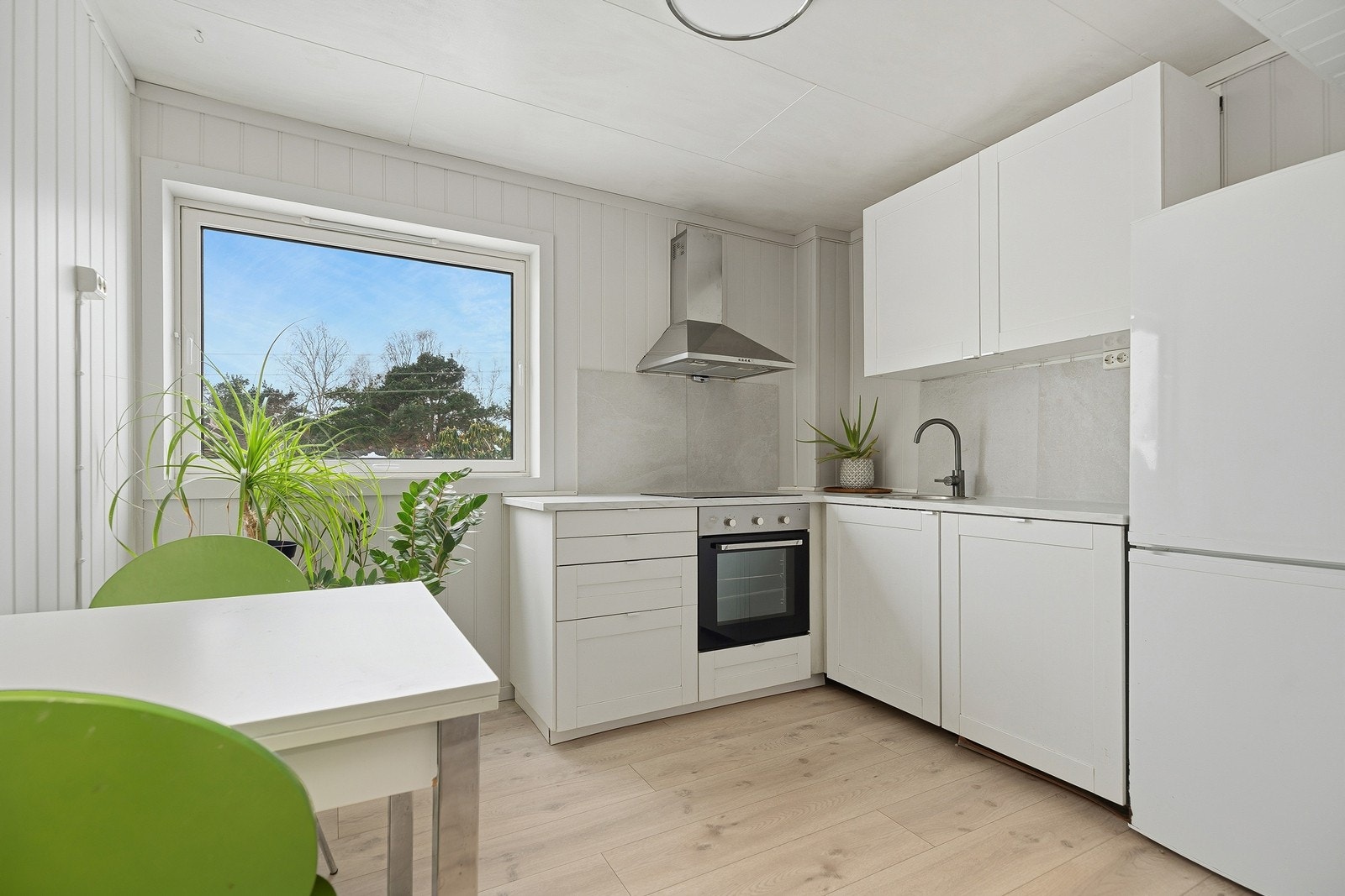 Tidløst og koselig kjøkken med frittstående kjøleskap/frys, oppvaskmaskin, koketopp og stekeovn. Galleribilde