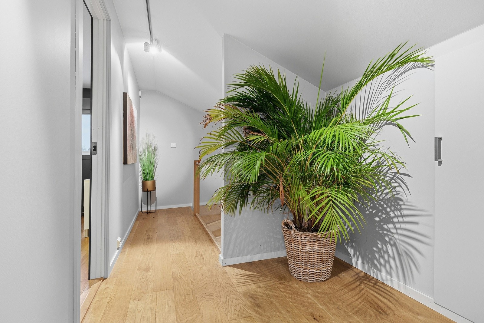 I boligens øverste etasje finner vi to romslige soverom samt ekstra kneloft til oppbevaring. Galleribilde