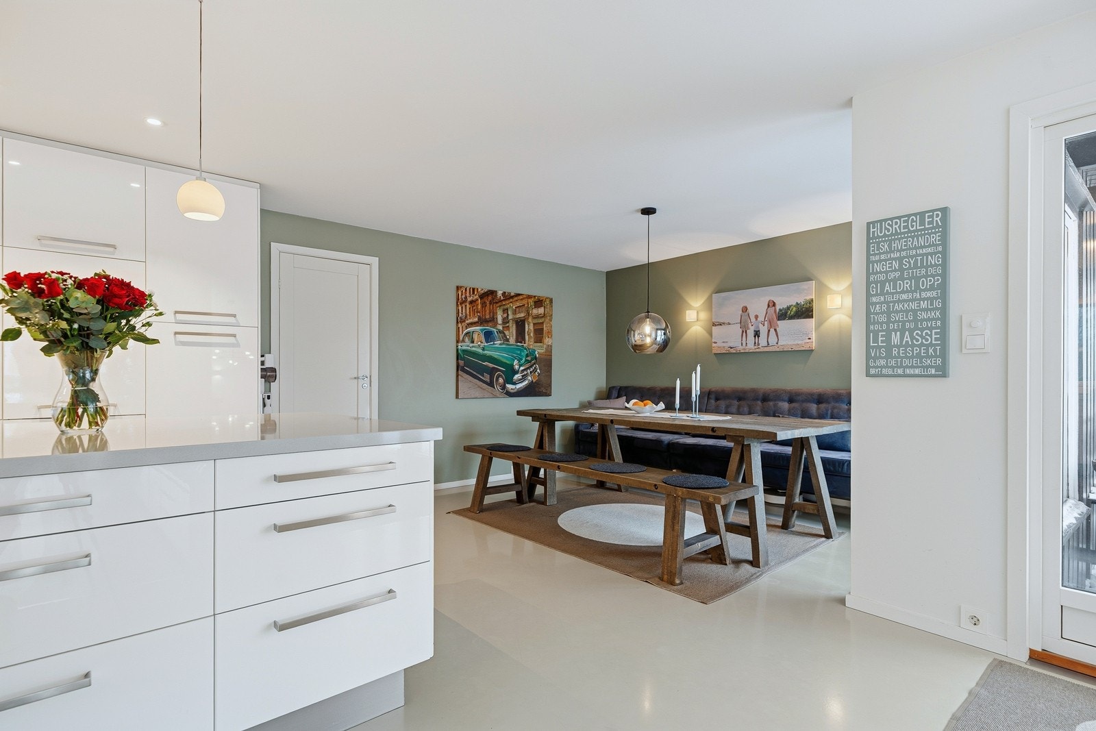 Det er også plass til en større spisegruppe for hverdagsmåltidene. Til høyre er det terrassedør ut til platting og hage. Til venstre er det dør til gang som tar deg videre til bl.a soverom, bad og øverste etasje. Galleribilde