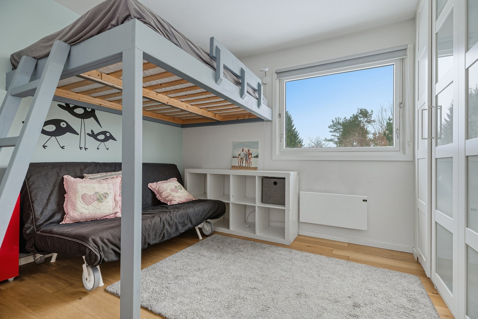 Det er også samme garderobeløsning på dette rommet. Galleribilde