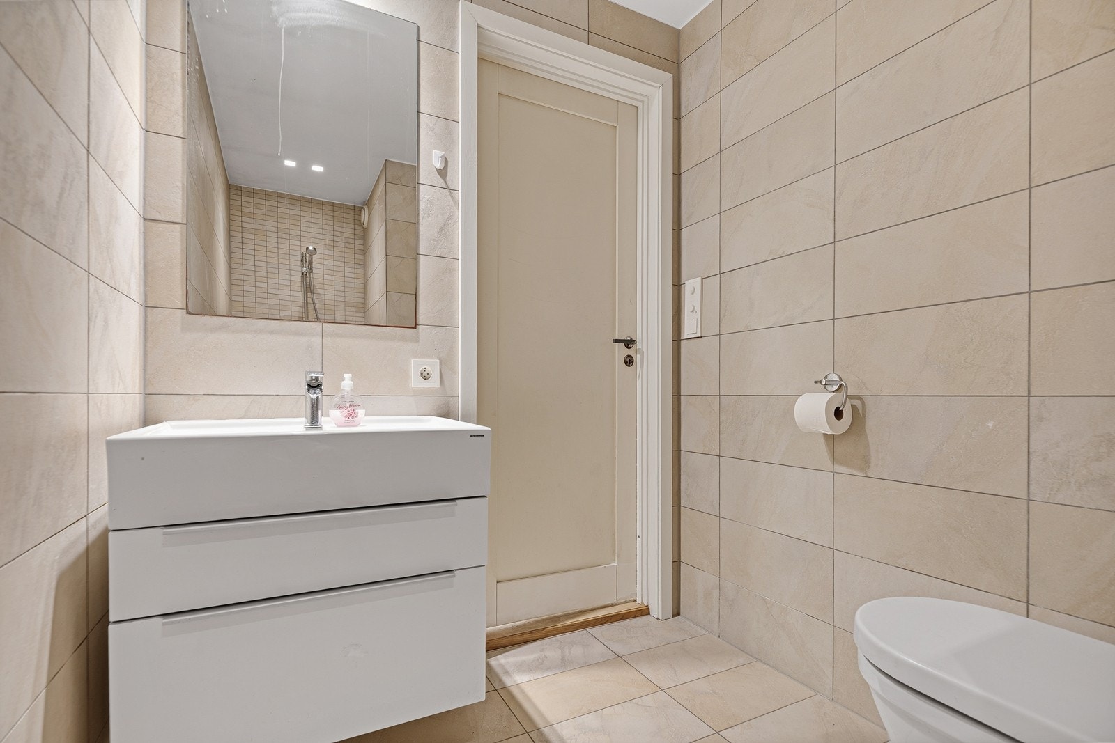 Det er også servant med oppbevaring. Galleribilde