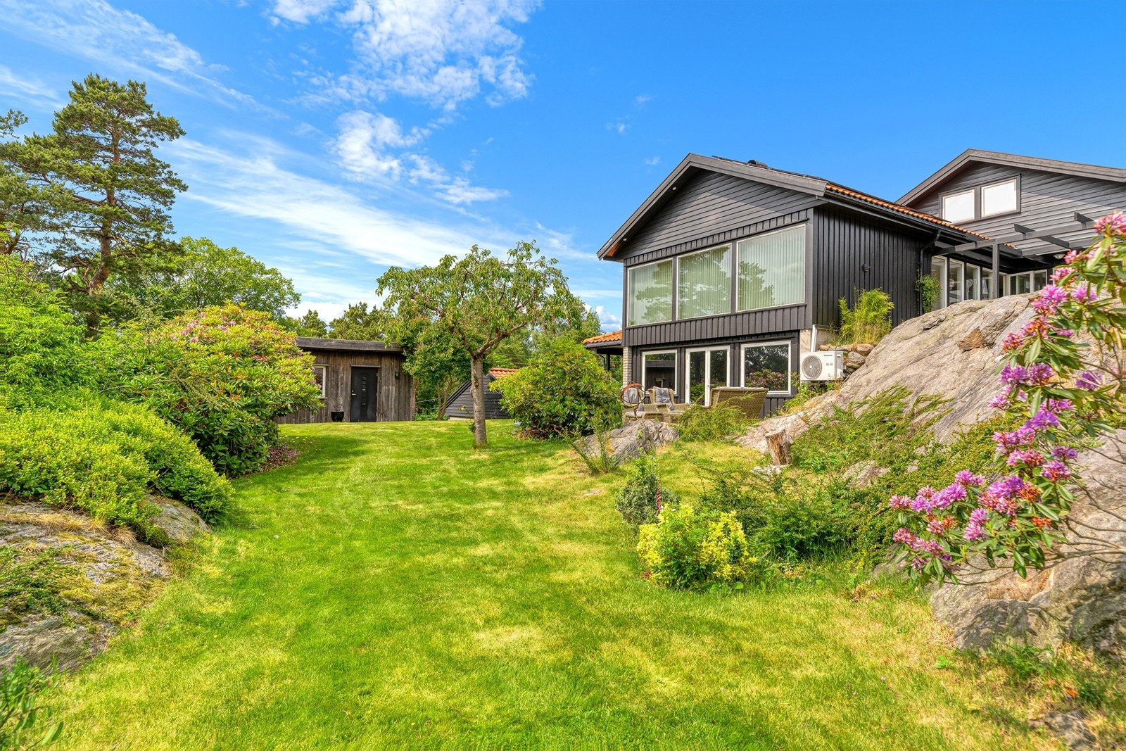 I hagen har du god plass til trampoline, badebasseng, fotballmål m.m. Galleribilde
