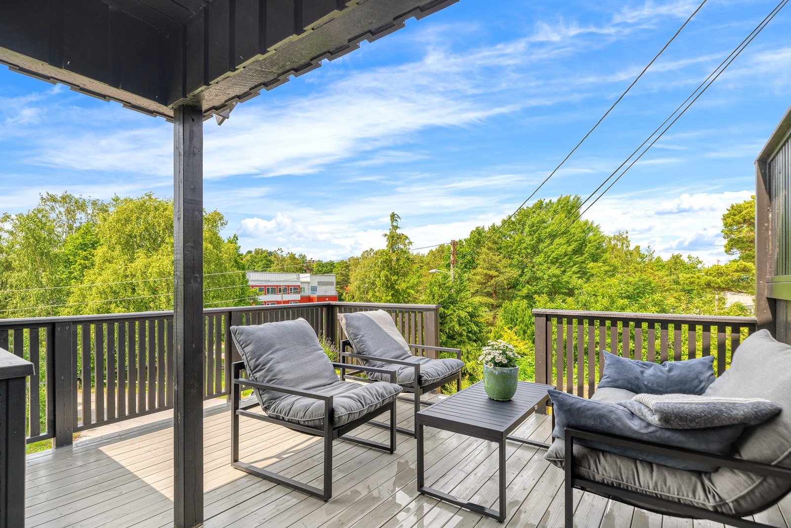 Fra vaskerommet er det utgang til en flott uteplass. Galleribilde