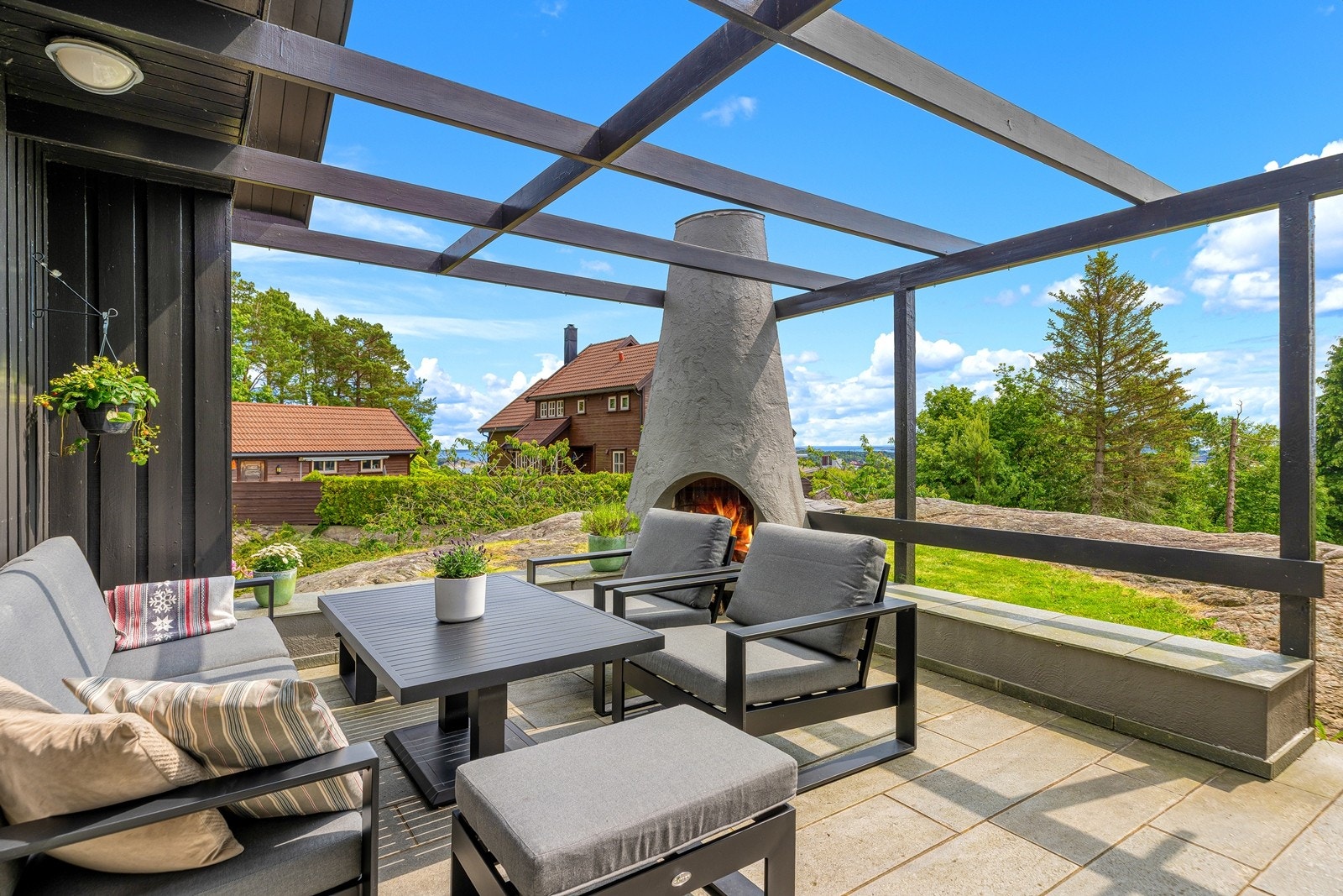 Boligen har flere flotte og solrike uteplasser som kan nytes! Galleribilde