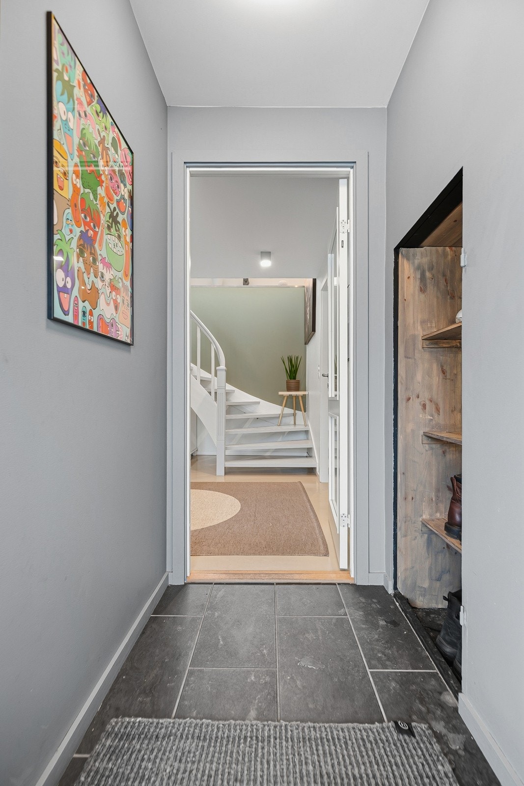 Entré med nisje til bortsetting av sko. Galleribilde