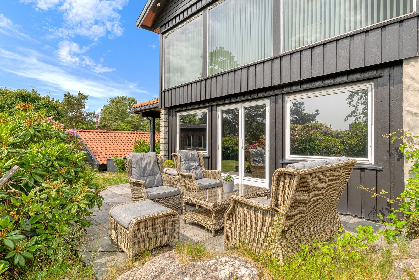 Fra stuen er det utgang til nok en hyggelig uteplass på eiendommen. Galleribilde