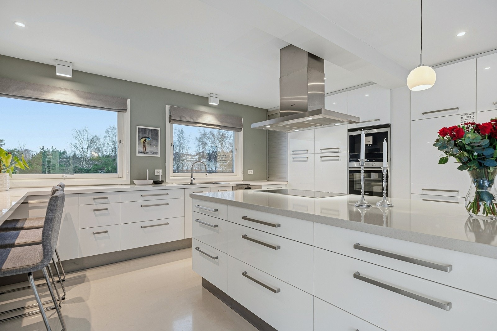 Her er det god skap- og benkeplass. Ypperlig til både matlaging, men også til å stu bort kjøkkenmaskiner m.m. Galleribilde