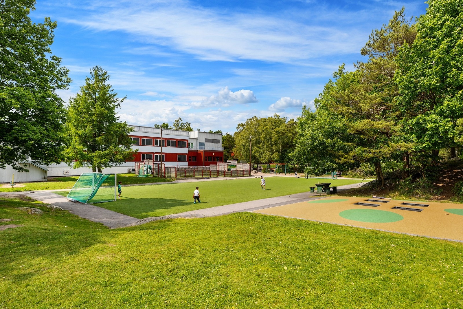 Barnehage, skole og fotballbane m.m. rett over gaten for boligen. Galleribilde