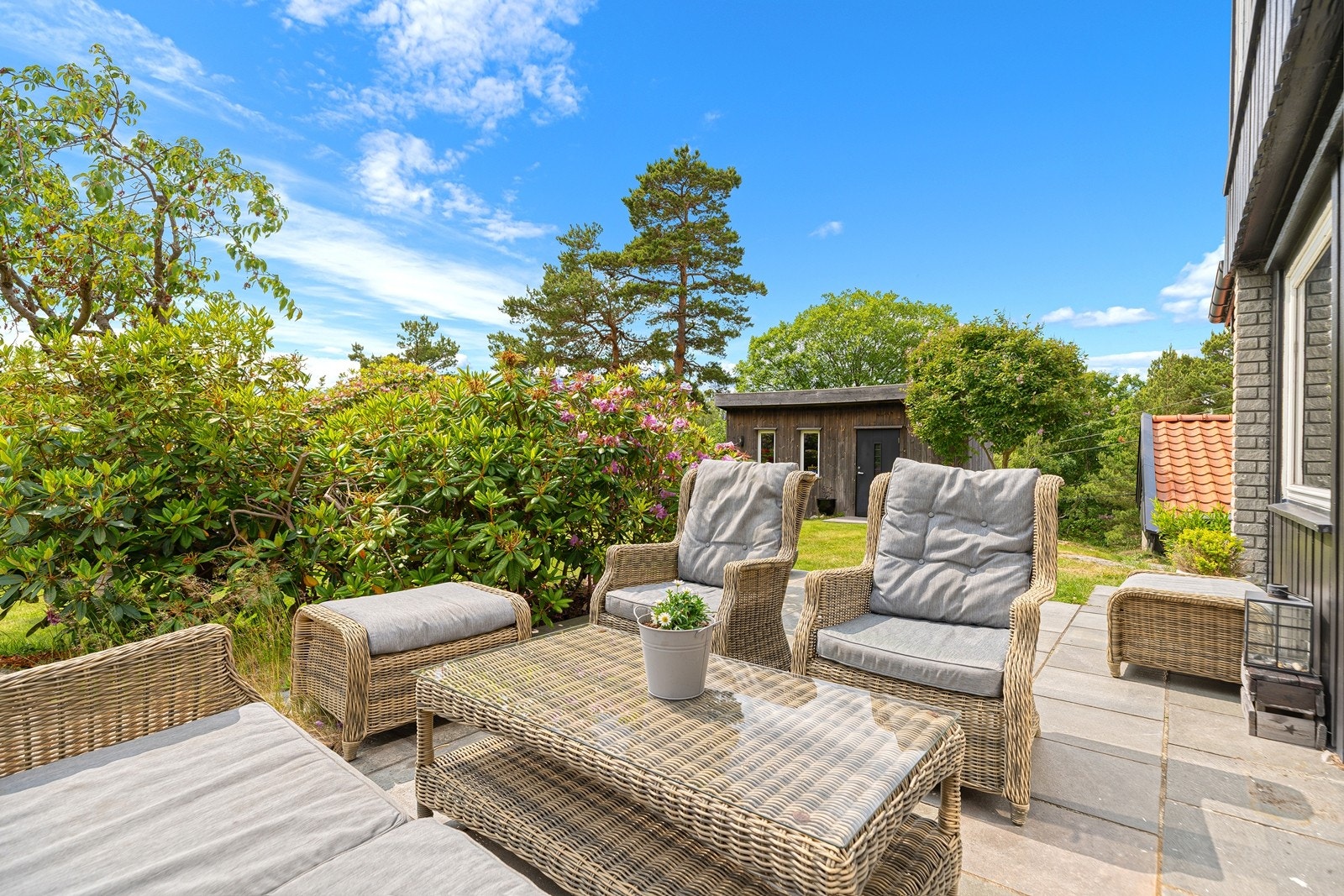 Boligen byr på mange ulike uteplasser og det er plass til flere gjester i hus samtidig. Galleribilde