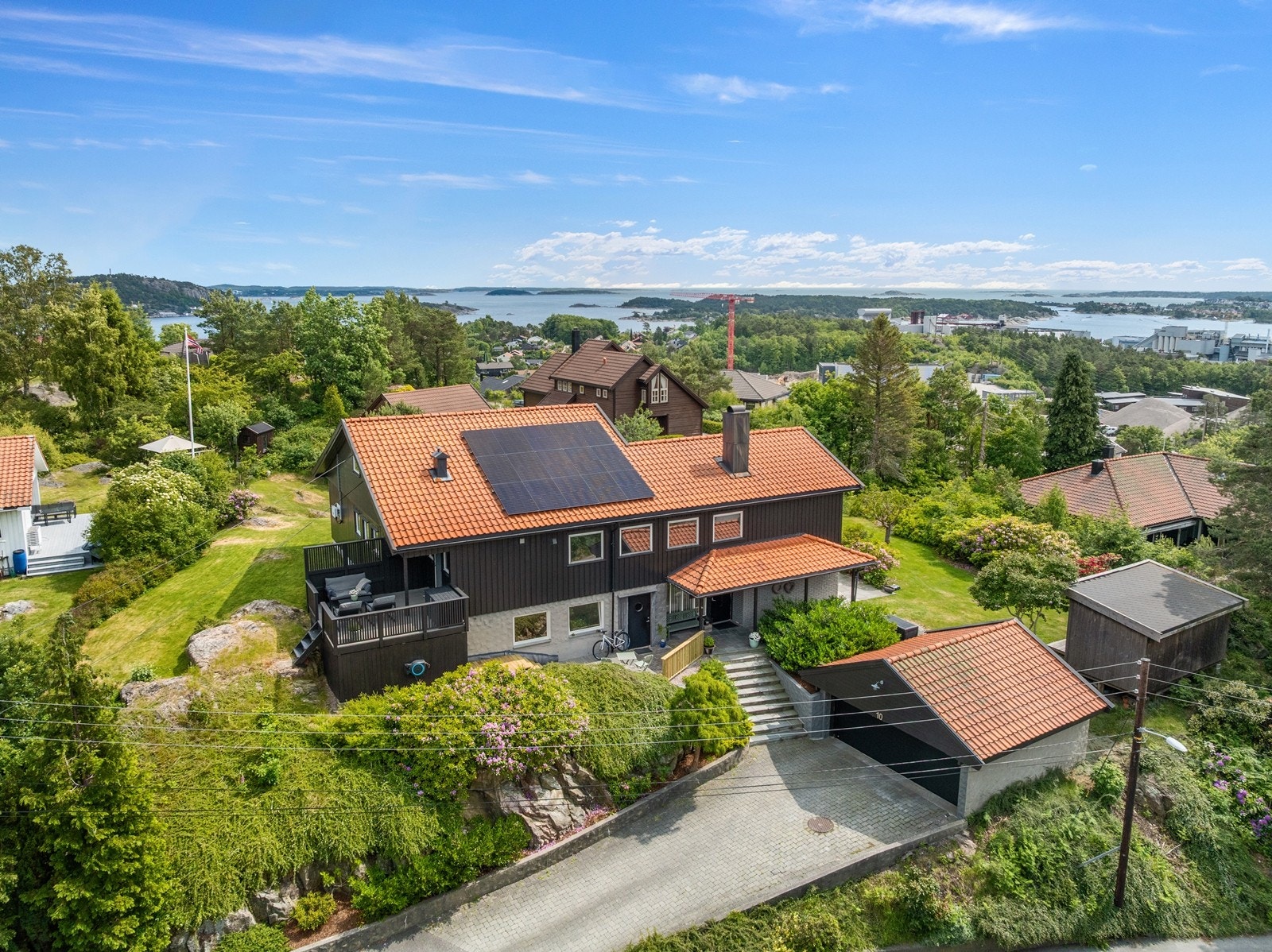Krogsveen har gleden av å presentere Linerlebakken 10 - En innholdsrik enebolig m/hybel, sjøutsikt og stor tomt! Galleribilde