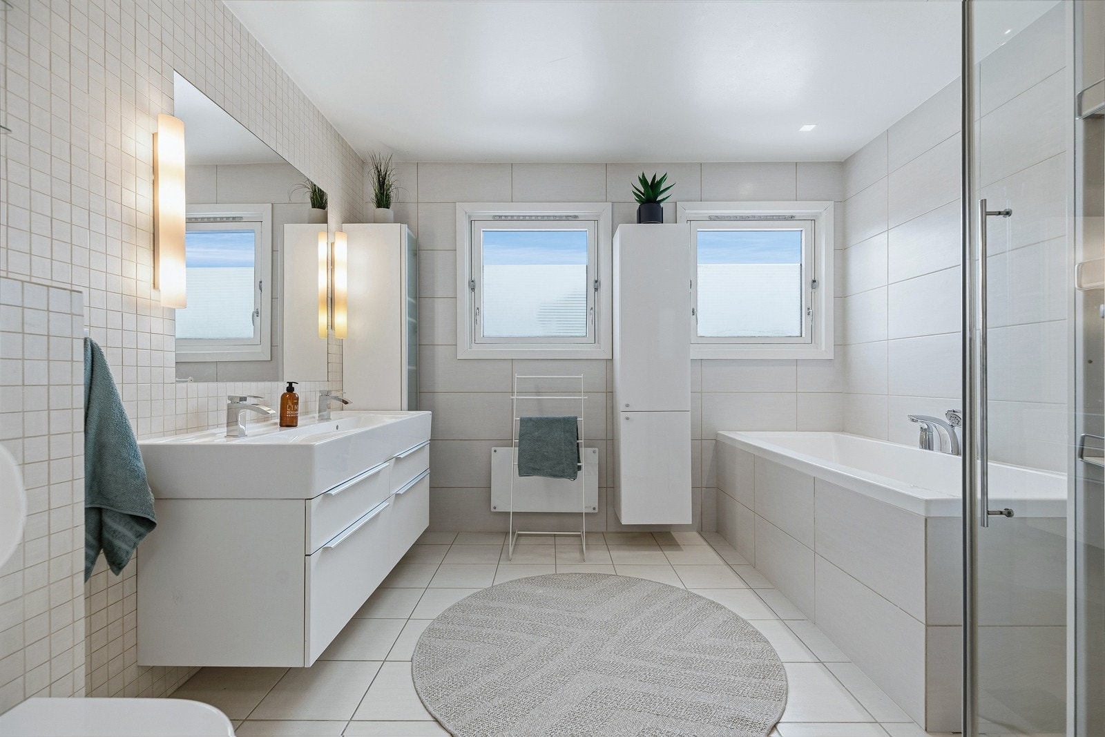 Badet er av god størrelse og ble i likhet med resten av huset renovert i 2010/2011. Galleribilde