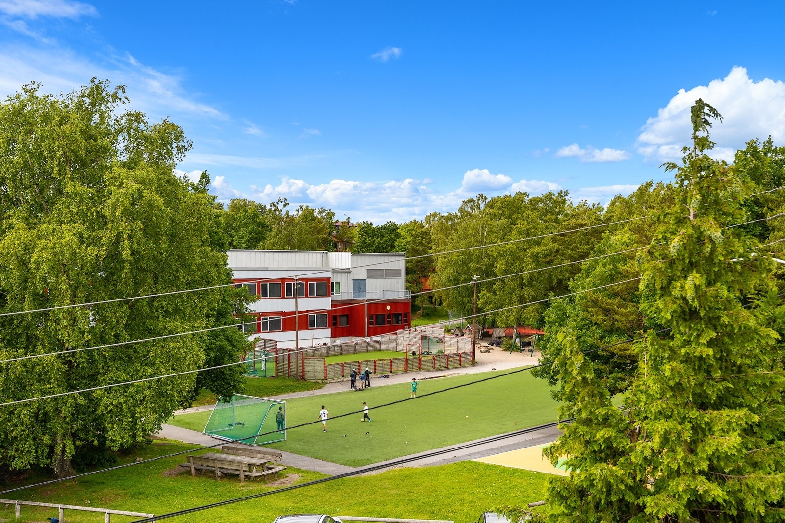 Barnehage, skole og fotballbane like ved boligen. Galleribilde