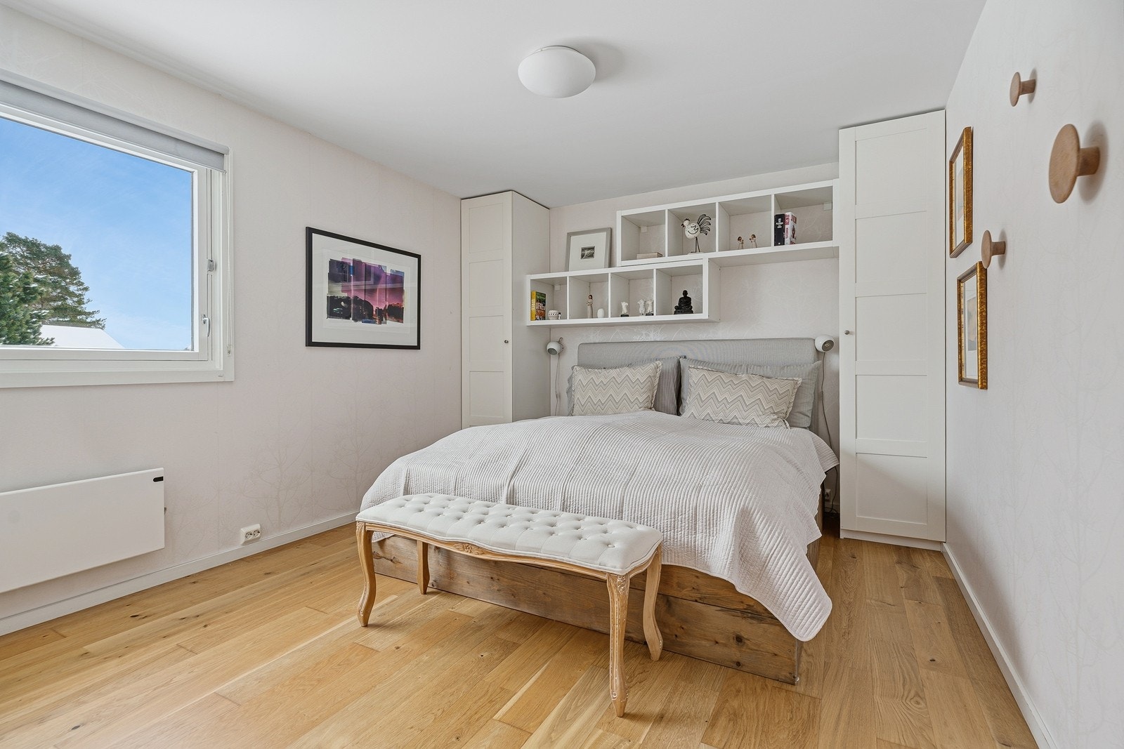 Videre går vi inn til det som er dagens hovedsoverom. Her er det god plass til dobbeltseng og tilhørende møblement. Galleribilde