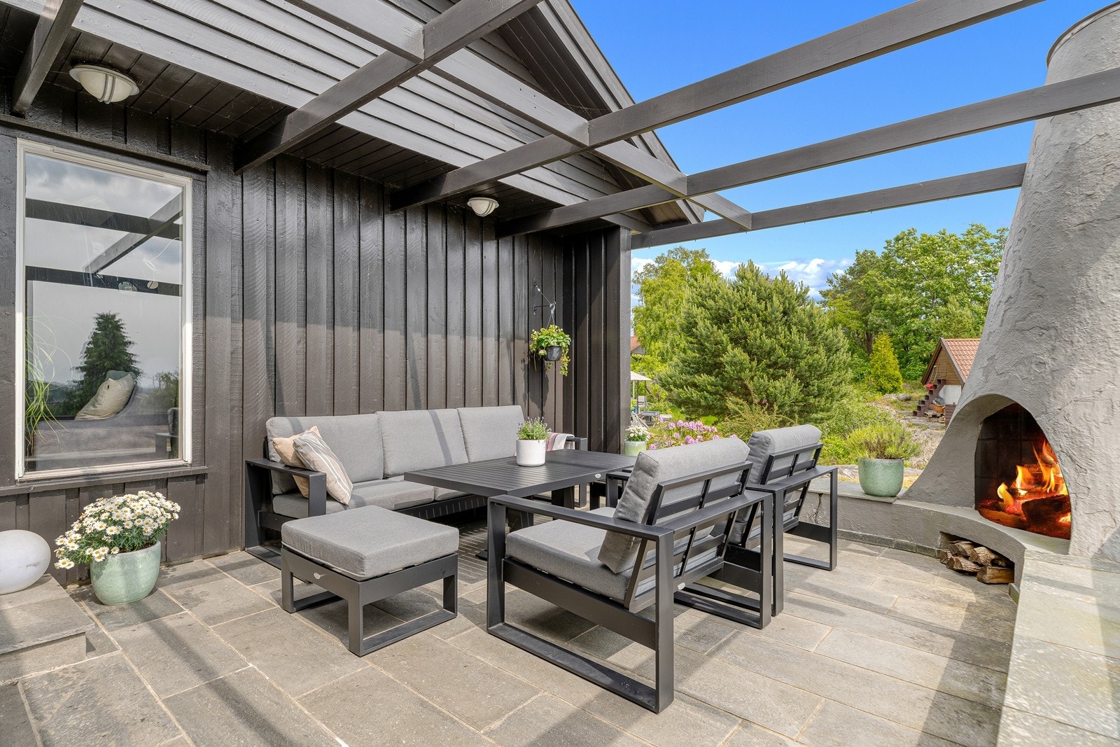 En flott platting med god plass til hagemøbler. Det er også en veldig hyggelig peis som passer ypperlig til sene sommerkvelder. Galleribilde