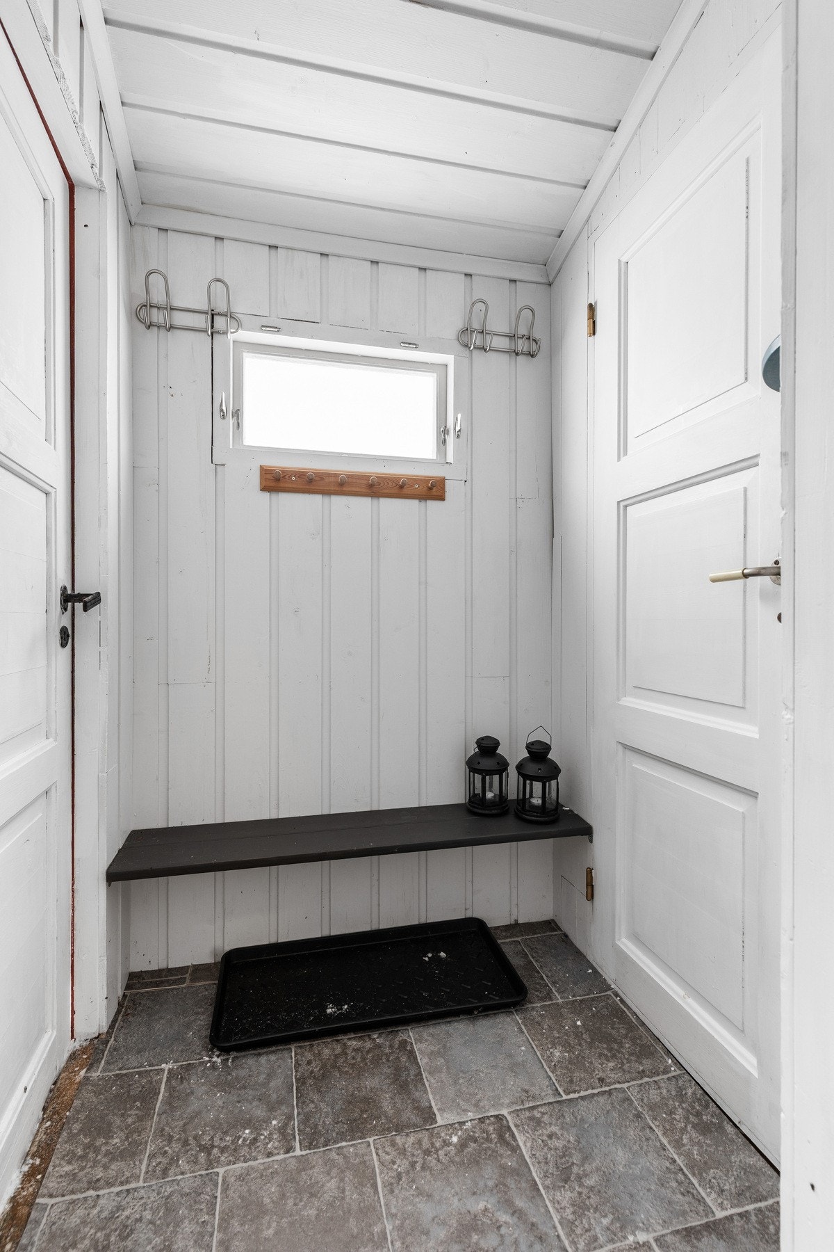 Inngangspartiet er lite, men trivelig, og gir en praktisk velkomst med plass til knaggrekke for yttertøy og sko. Galleribilde