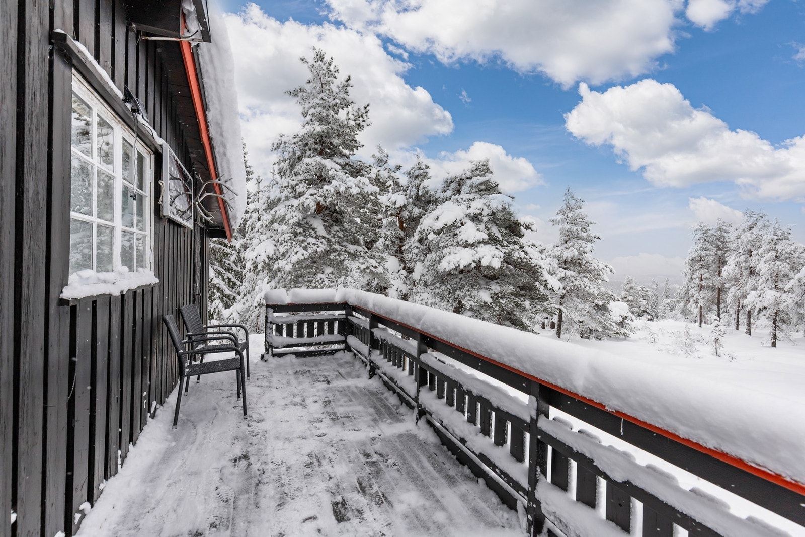 Hytta har en vinklet terrasse på 21 kvm hvor man kan nyte late dager i solveggen. Galleribilde
