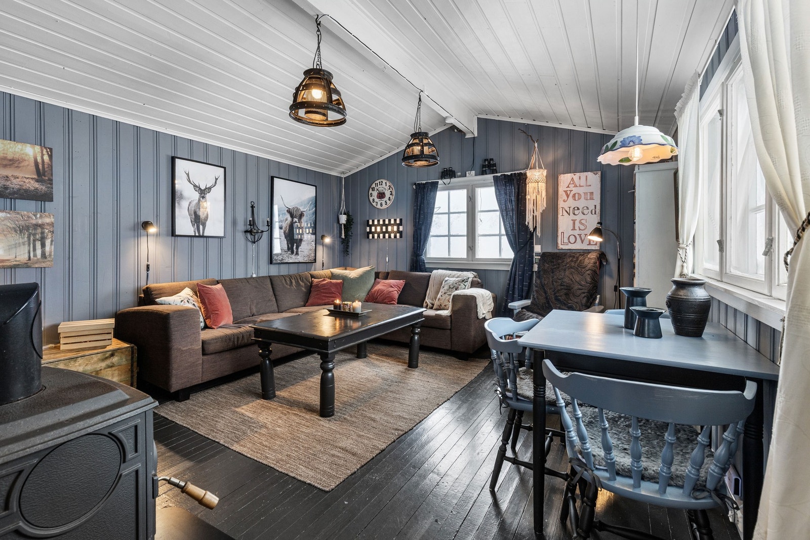 Stuen har god plass til sofagruppe og er et naturlig samlingspunkt i hytta. Galleribilde