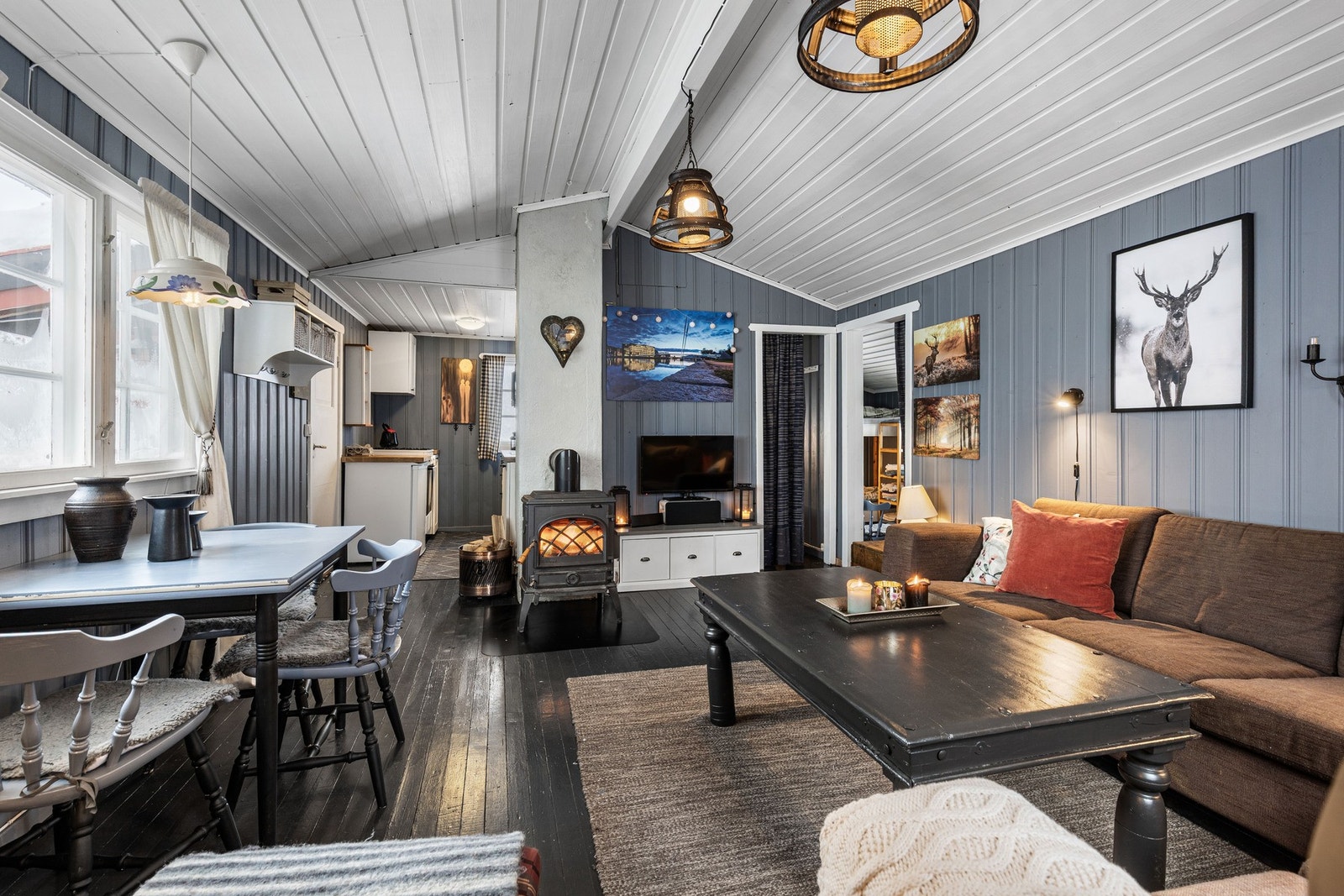 Det er tregulv og malte vegger i blå/grå både på kjøkken og i stue. Galleribilde