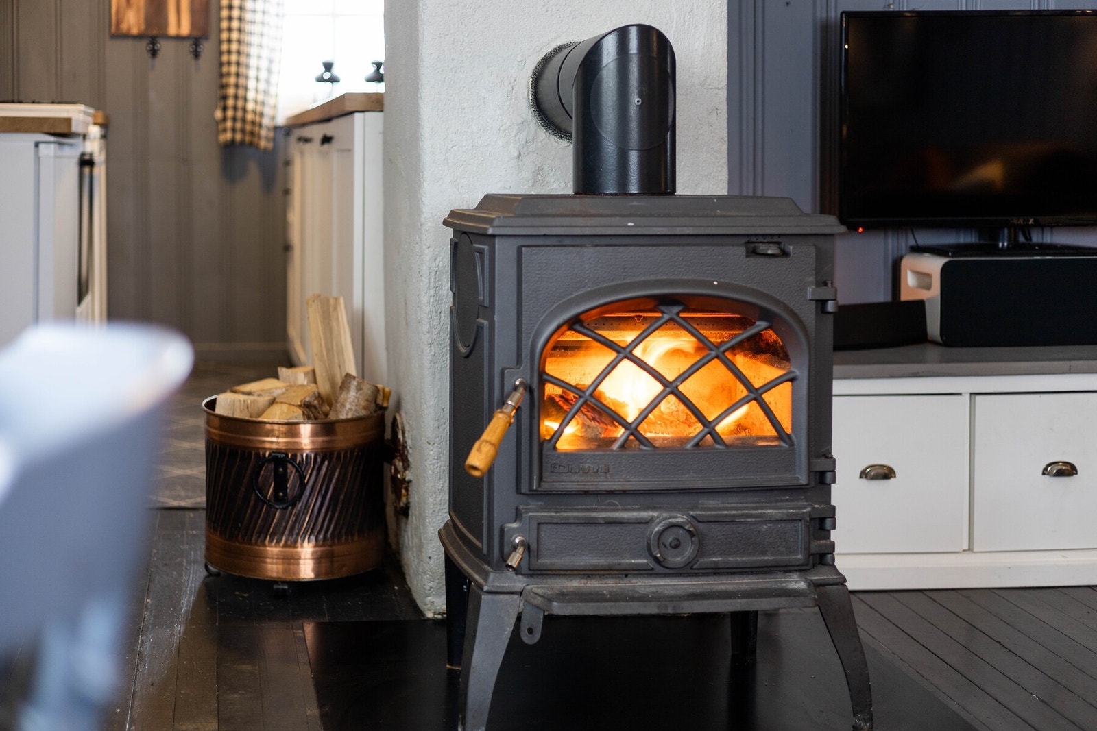 Midt i rommet står en peis som gir rikelig med varme og skaper en lun og hyggelig atmosfære på kjølige dager. Galleribilde