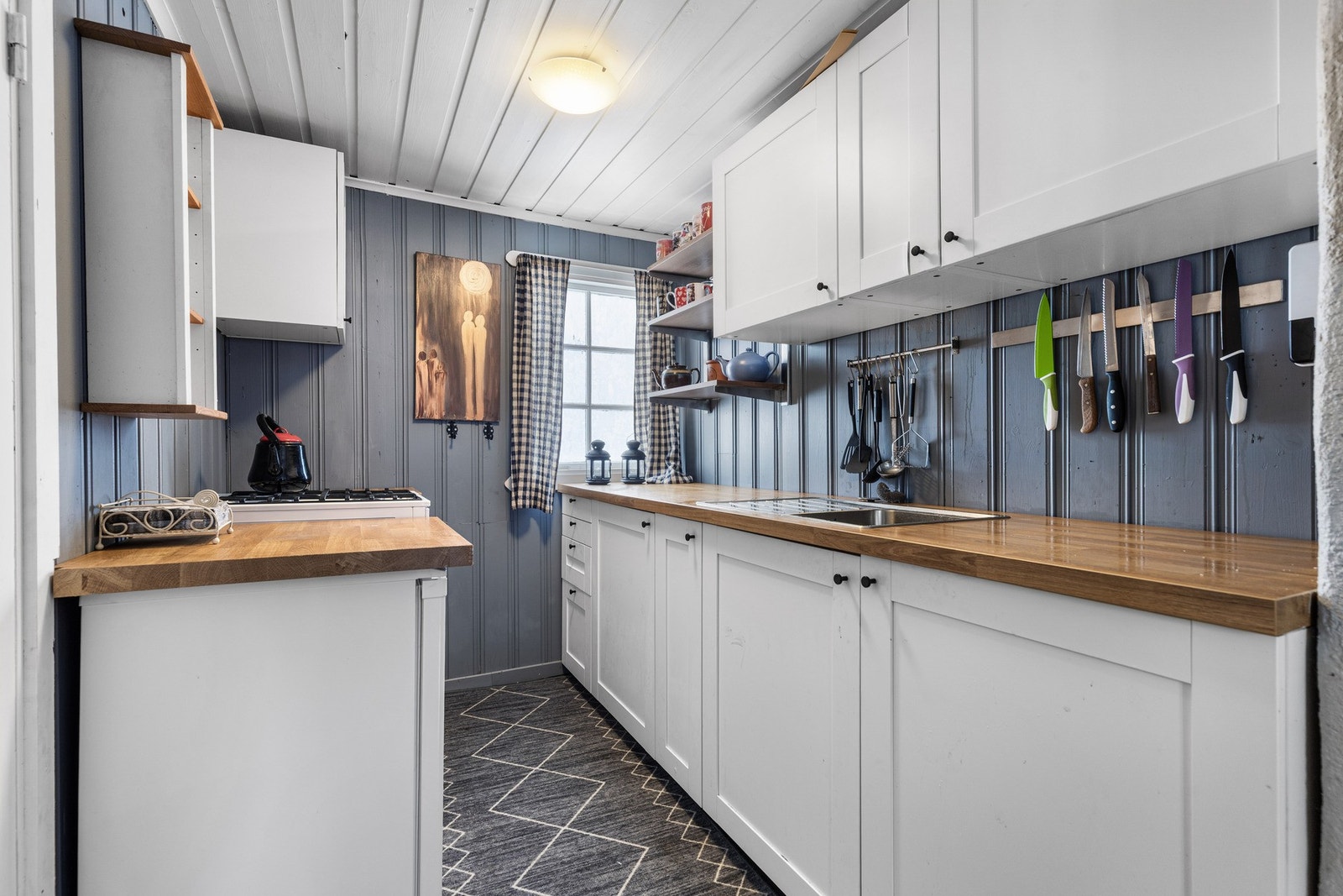 Kjøkkenet er fra Ikea og ble montert i 2021. Det fremstår som både pent og funksjonelt, med profilerte fronter og laminert benkeplate som gir en slitesterk og praktisk arbeidsflate. Galleribilde