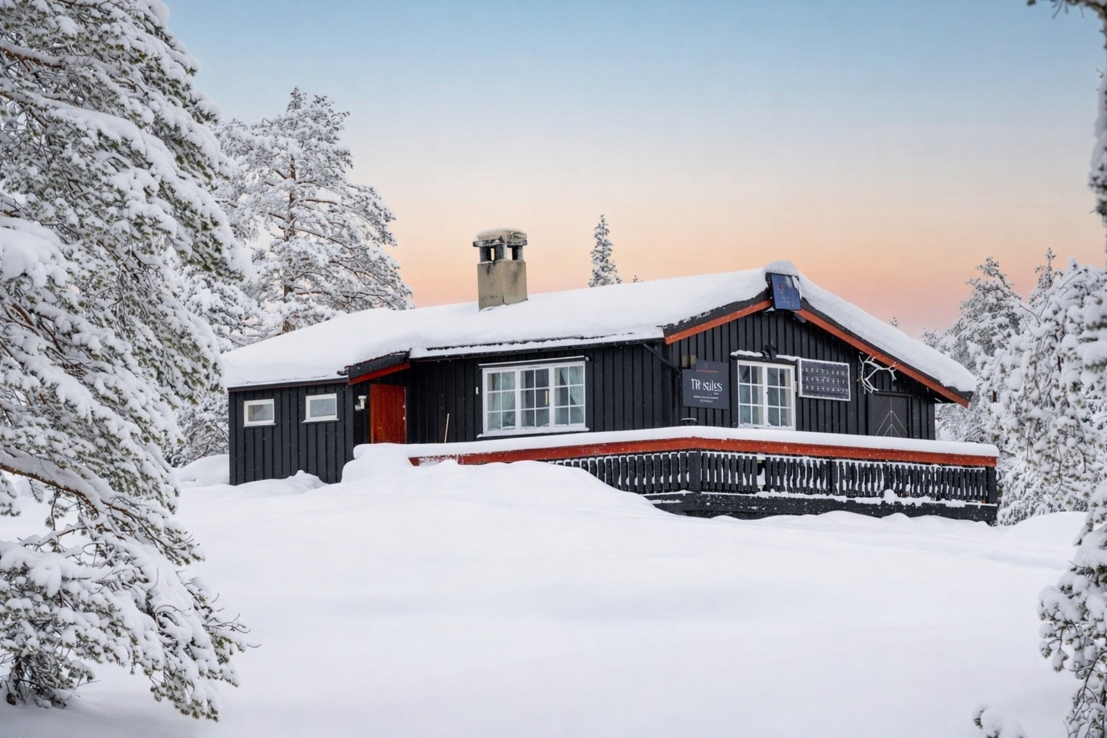 Privatmegleren ved Magnus Landgraff har gleden av å presentere denne sjarmerende, tradisjonelle hytta beliggende i rolige omgivelser på Blefjell Sør. Galleribilde