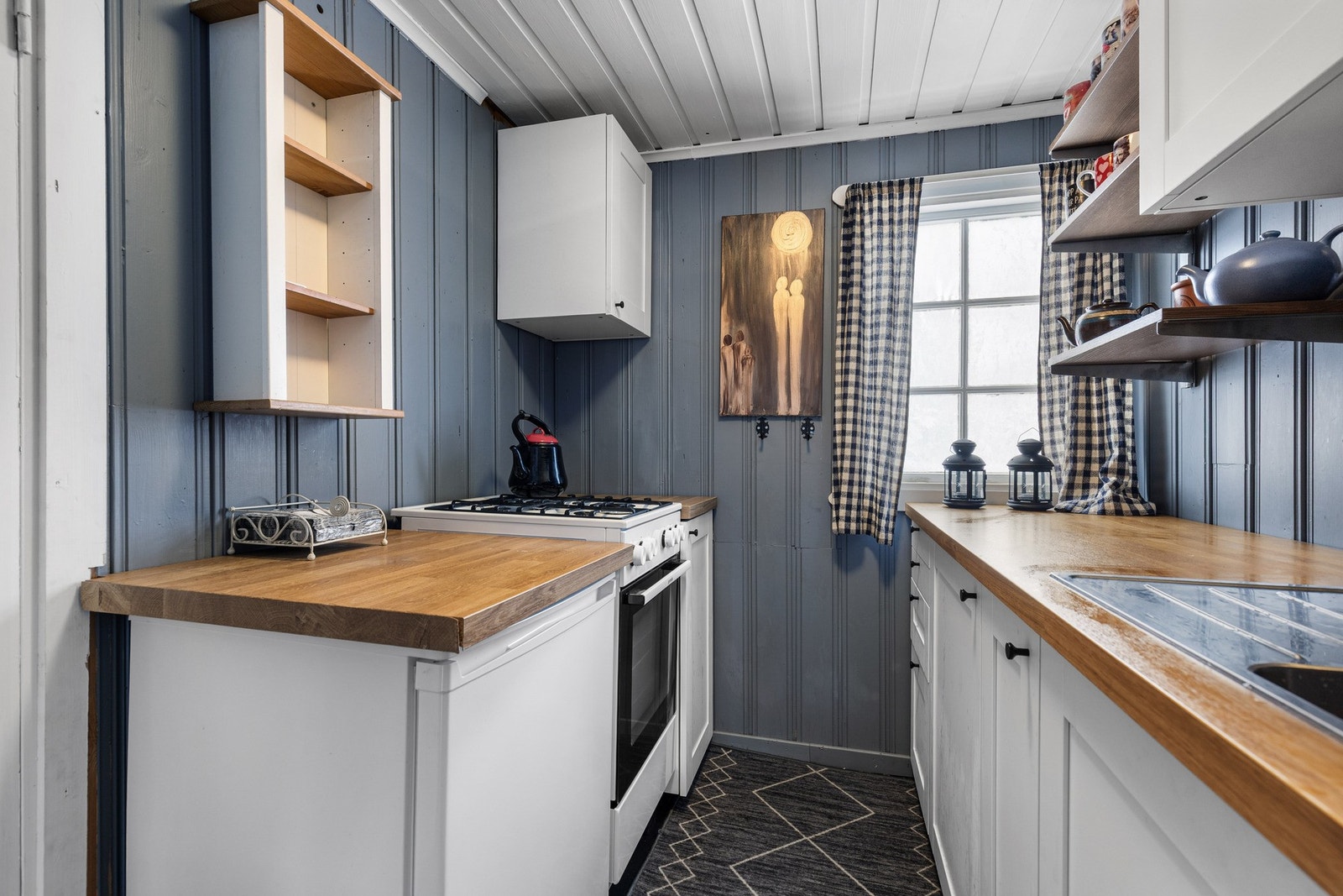 I 2025 ble det installert gasskomfyr og kjøleskap. Galleribilde