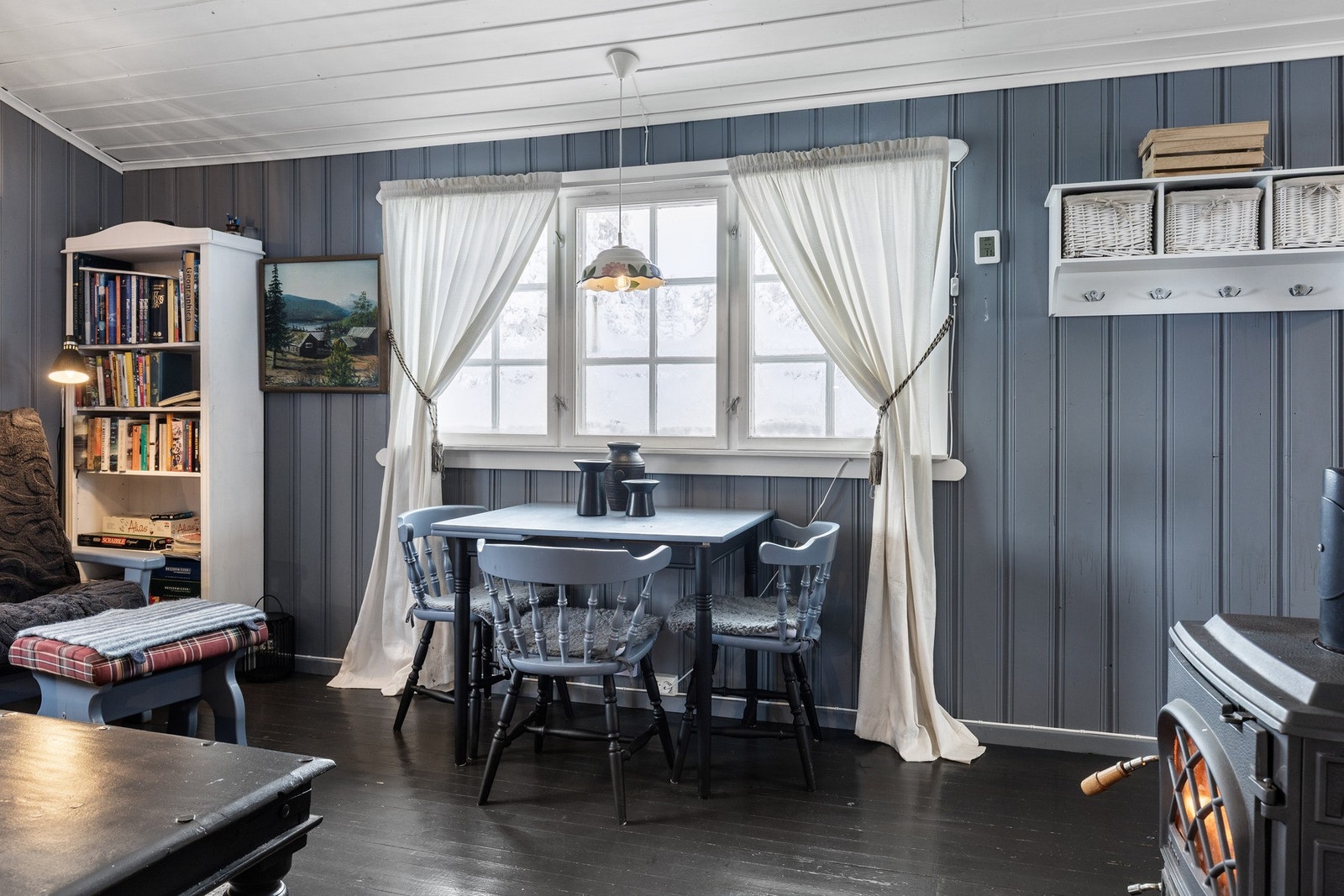 I naturlig tilknytning til kjøkkenet er det plass til spisebord, før rommet åpner seg videre inn i stuen. Galleribilde