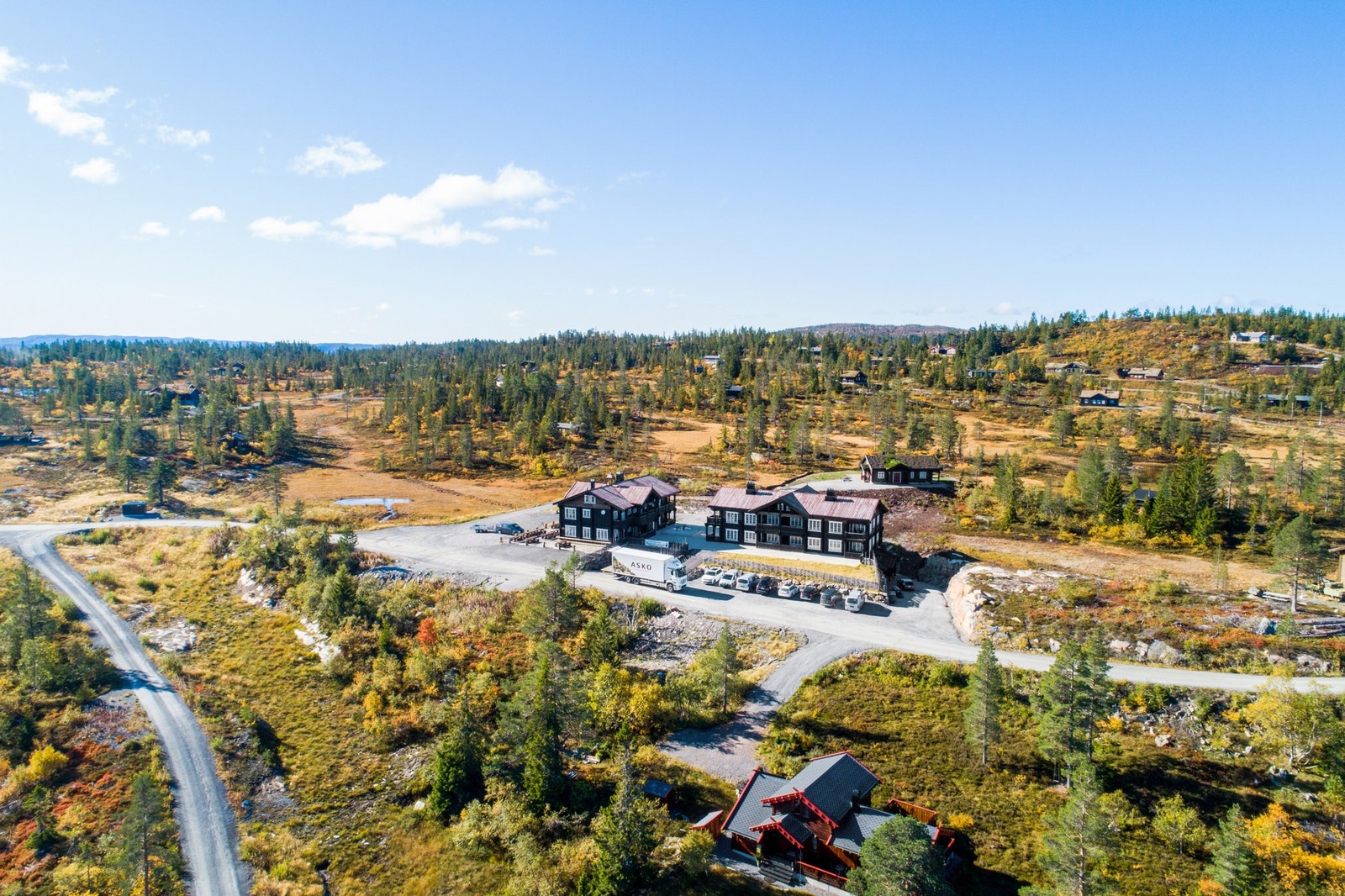 Blefjell Lodge tilbyr en unik fjellopplevelse med pakker som inkluderer overnatting, bistro og selskapslokale. I tillegg har de dagligvarer og interiørprodukter. Galleribilde