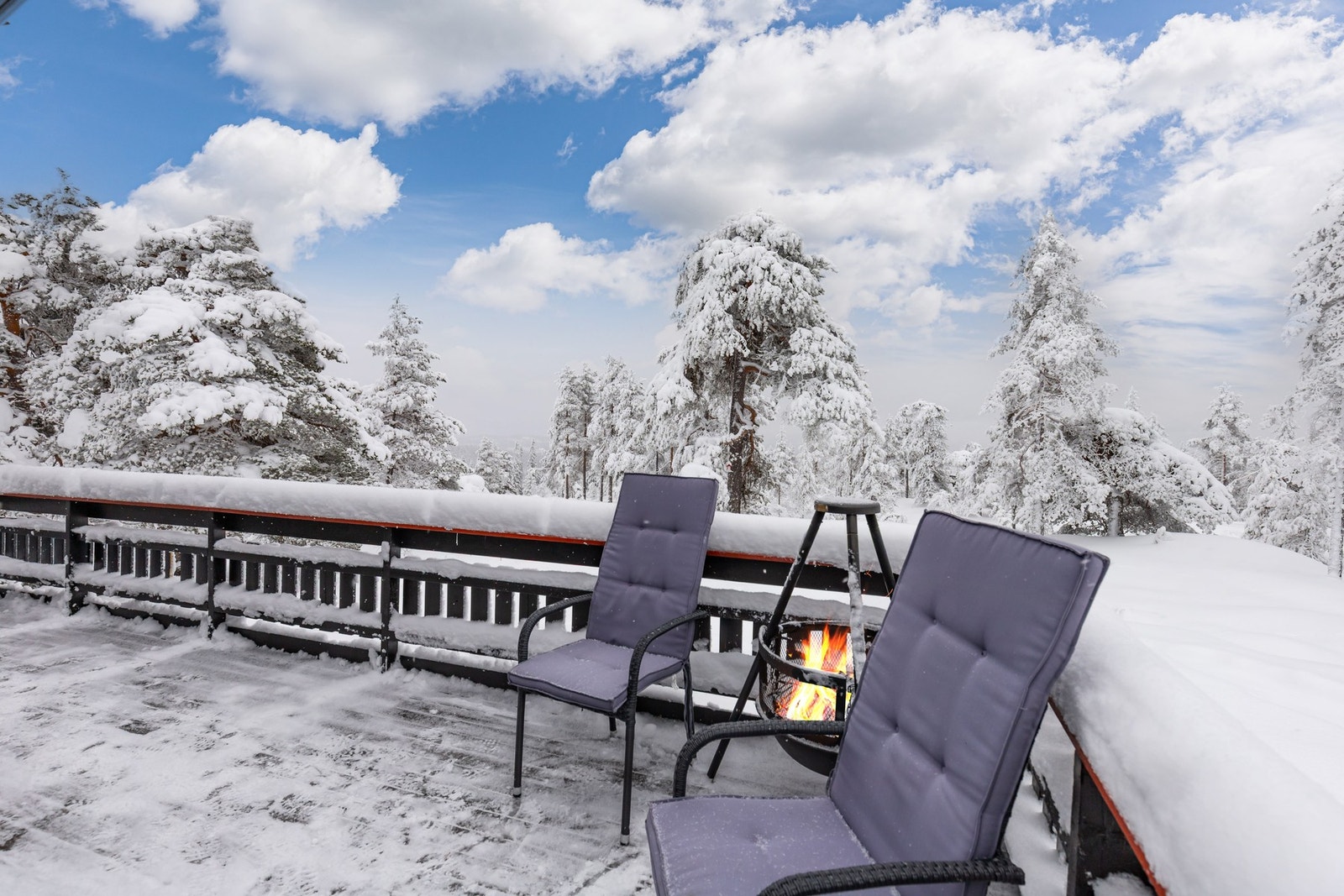 Her får du en hytte beliggende i et stille og rolig område, omgitt av flott helårsnatur som innbyr til både aktive dager og total avkobling. Galleribilde