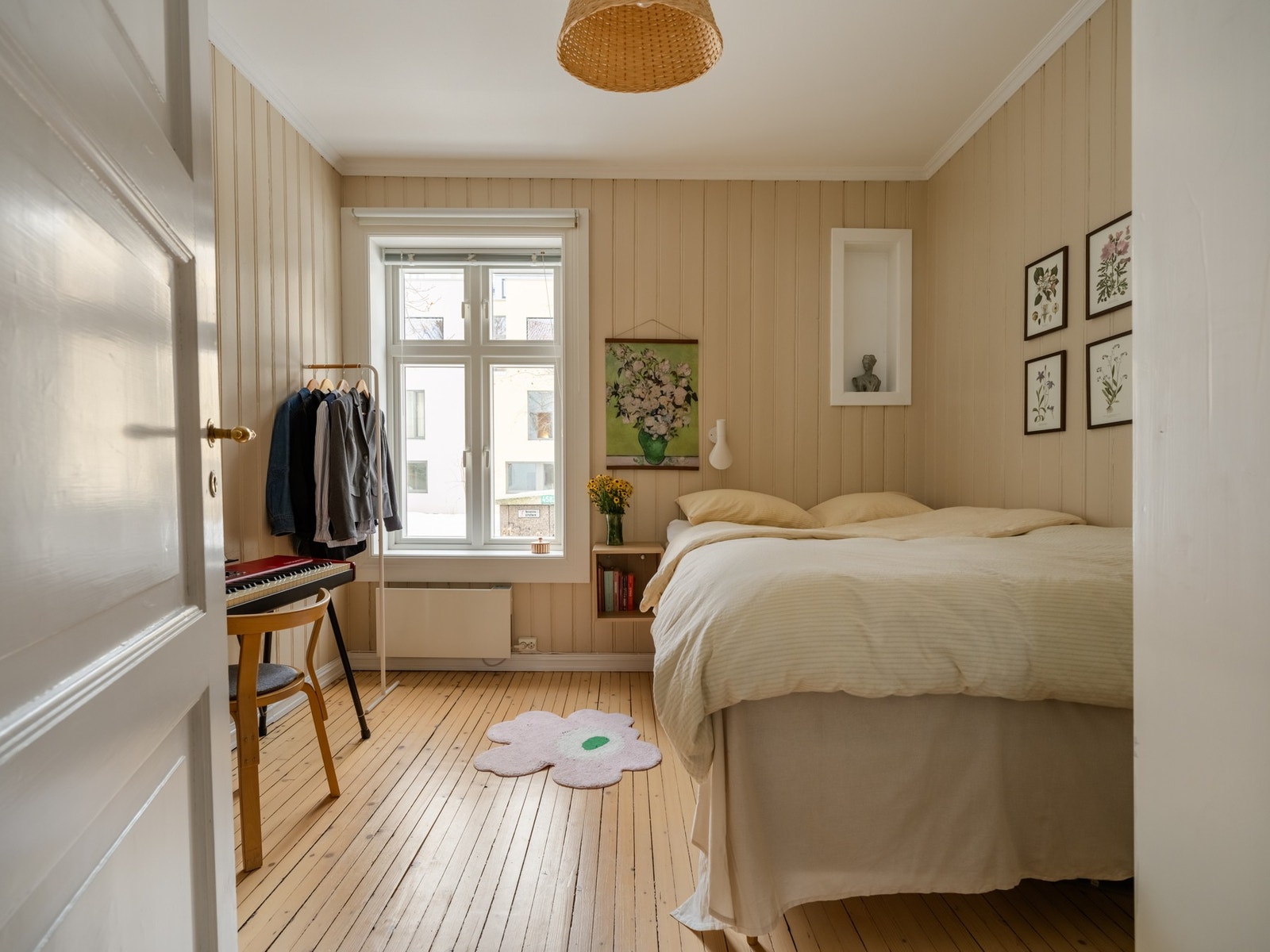 I andre enden av leiligheten, vendt mot bakgården, finner vi det romslige soverommet. Galleribilde