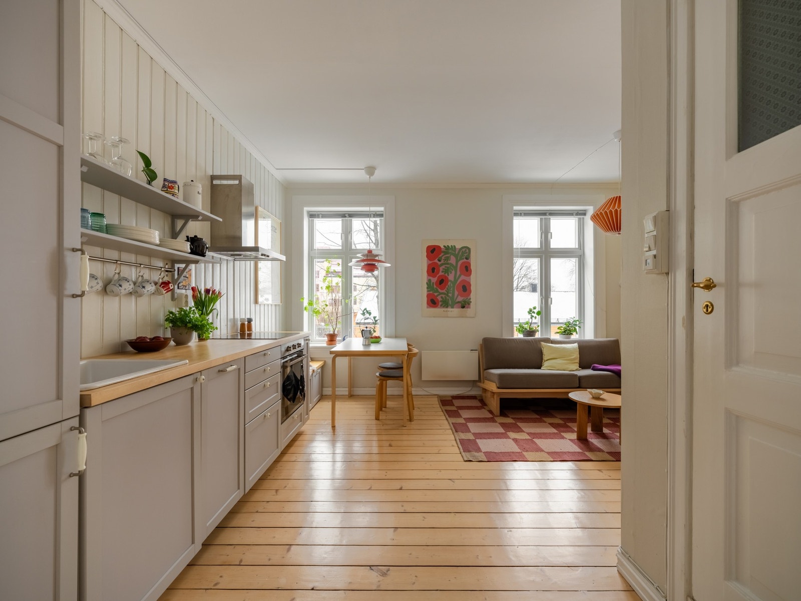 Vi fortsetter inn i det som vil være ditt naturlige oppholdsrom, nemlig den åpne stuen. Galleribilde