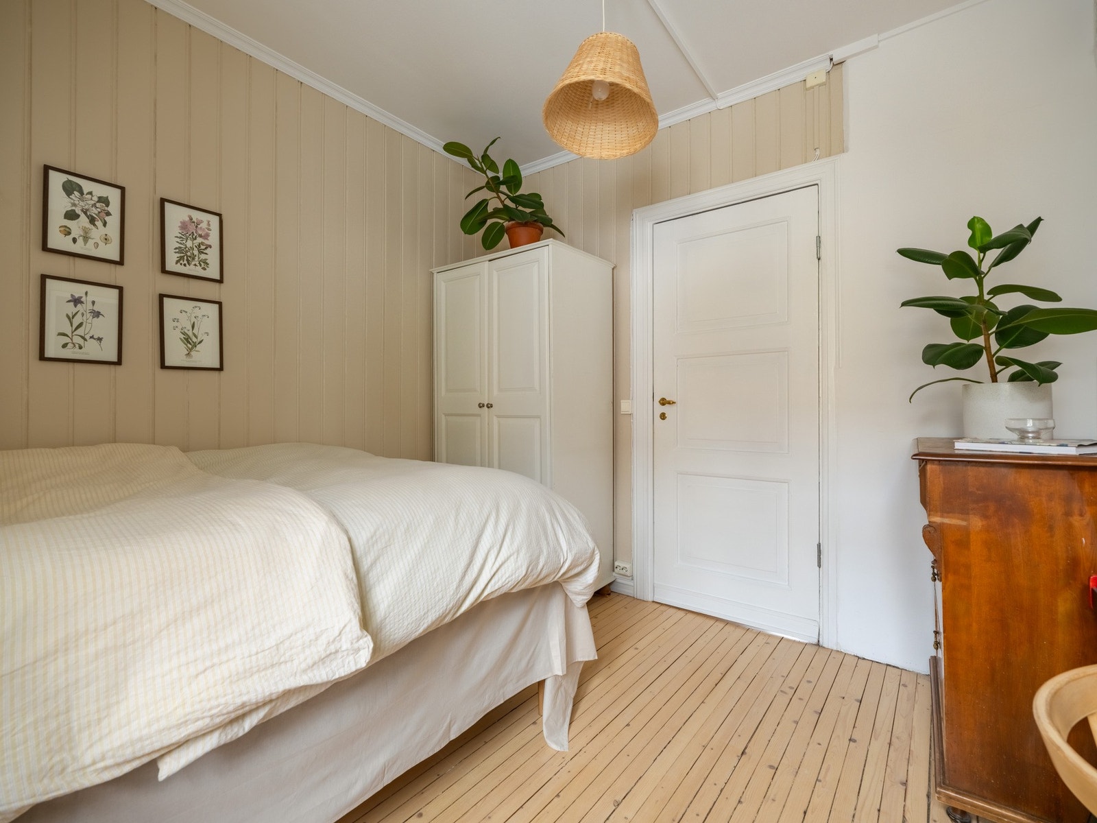 Her er det også et praktisk garderobeskap, som naturligvis følger med salget. Galleribilde