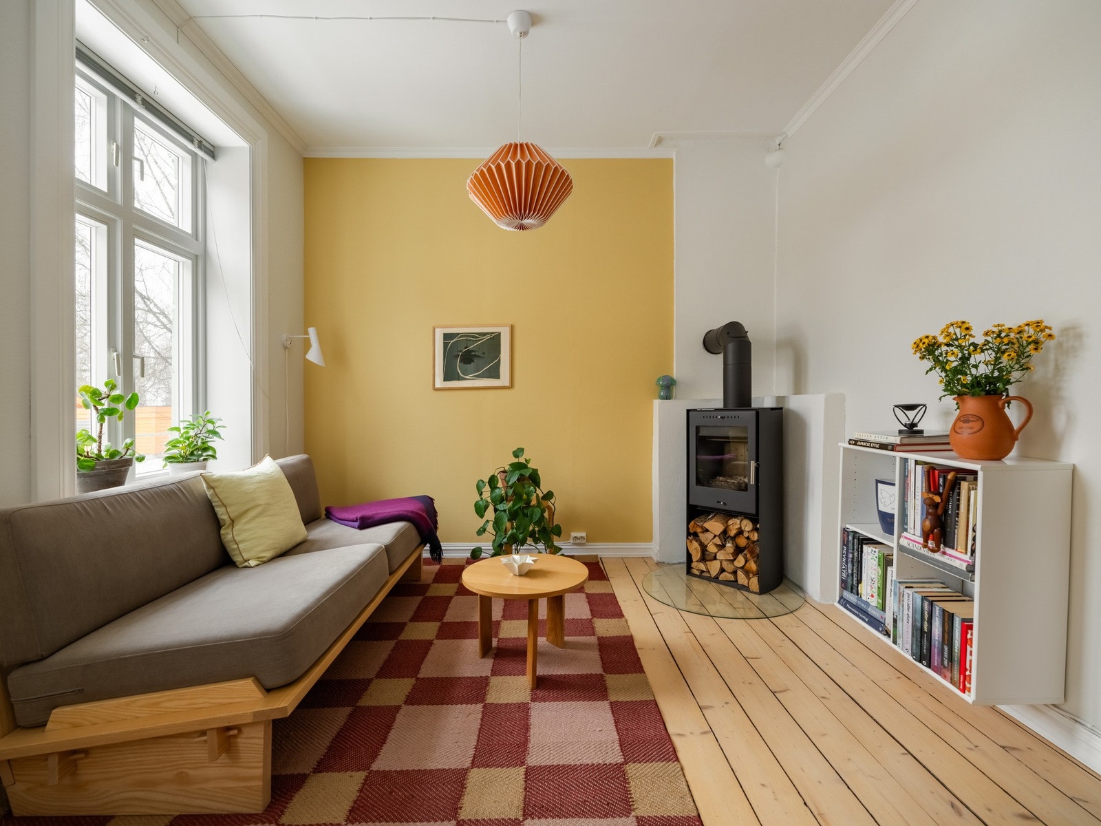 Dette er en gjennomgående og fin 2-roms leilighet. Boligen ligger svært skjermet til, vendt mot hhv. blindvei og rolig bakgård. Galleribilde