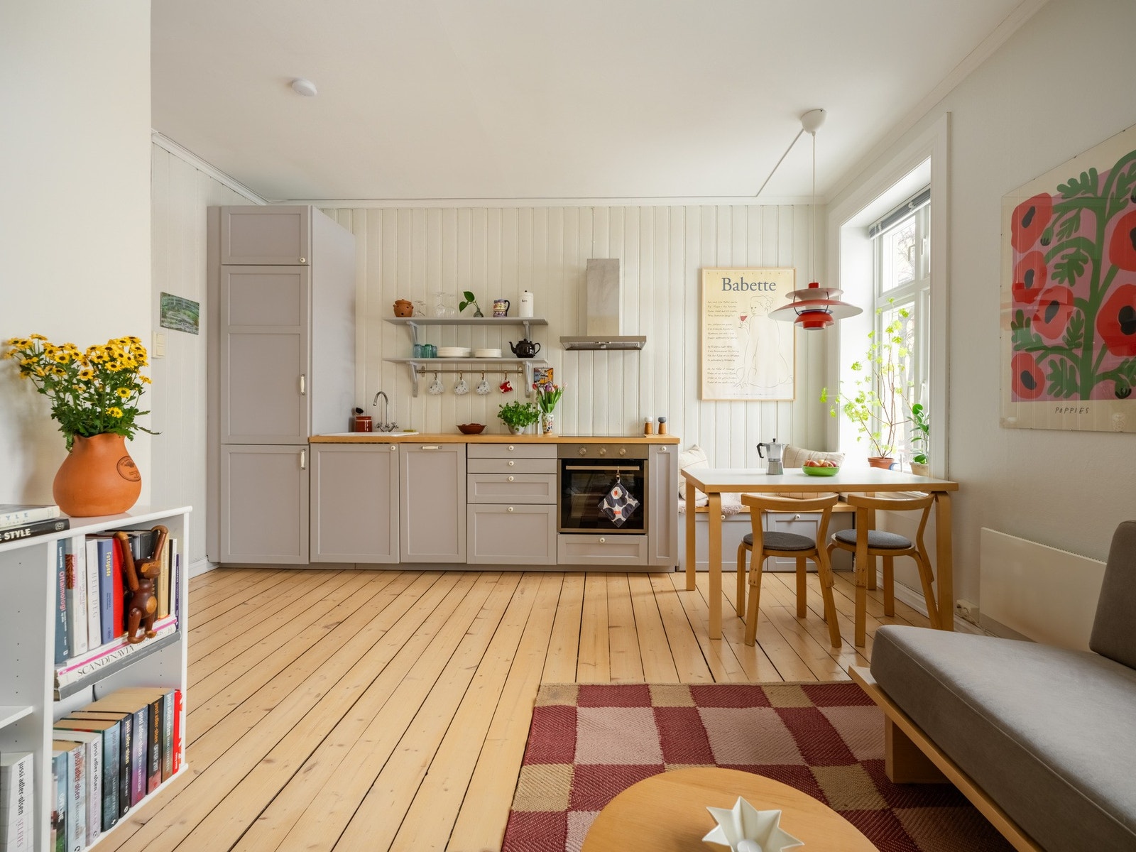 Velkommen til Kongsberggata 4 og trehusfølelse i Opsahlgården borettslag!
Foto: Alexander Granlie | @boliggram Galleribilde