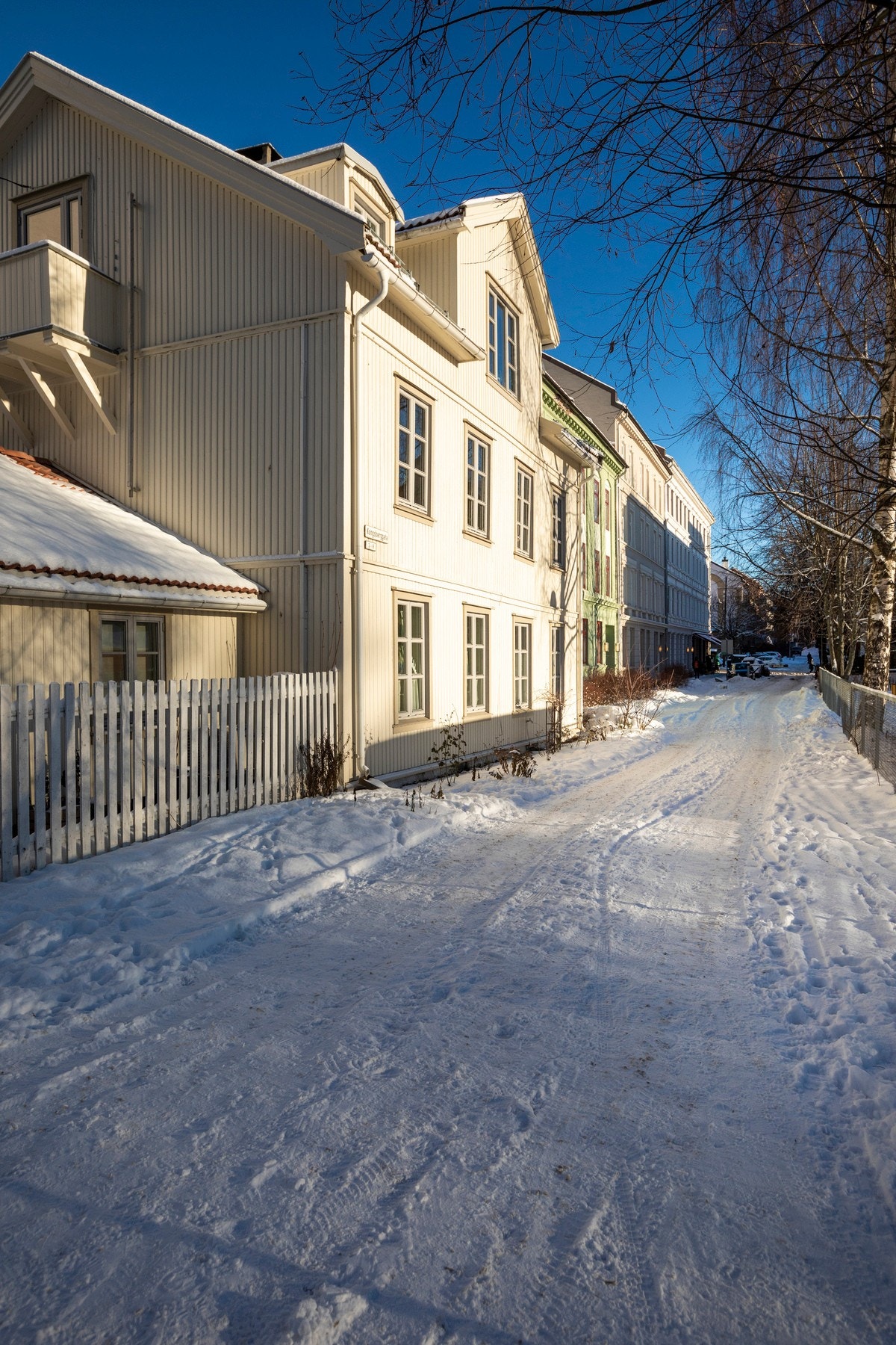 Kongsberggata 4 ligger i en lite trafikkert gate i enden av en blindvei. Galleribilde