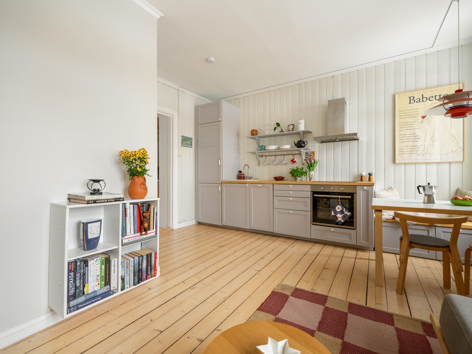 Kjøkkenet ligger i en åpen løsning mot stuen, og var helt nytt i 2021. Galleribilde