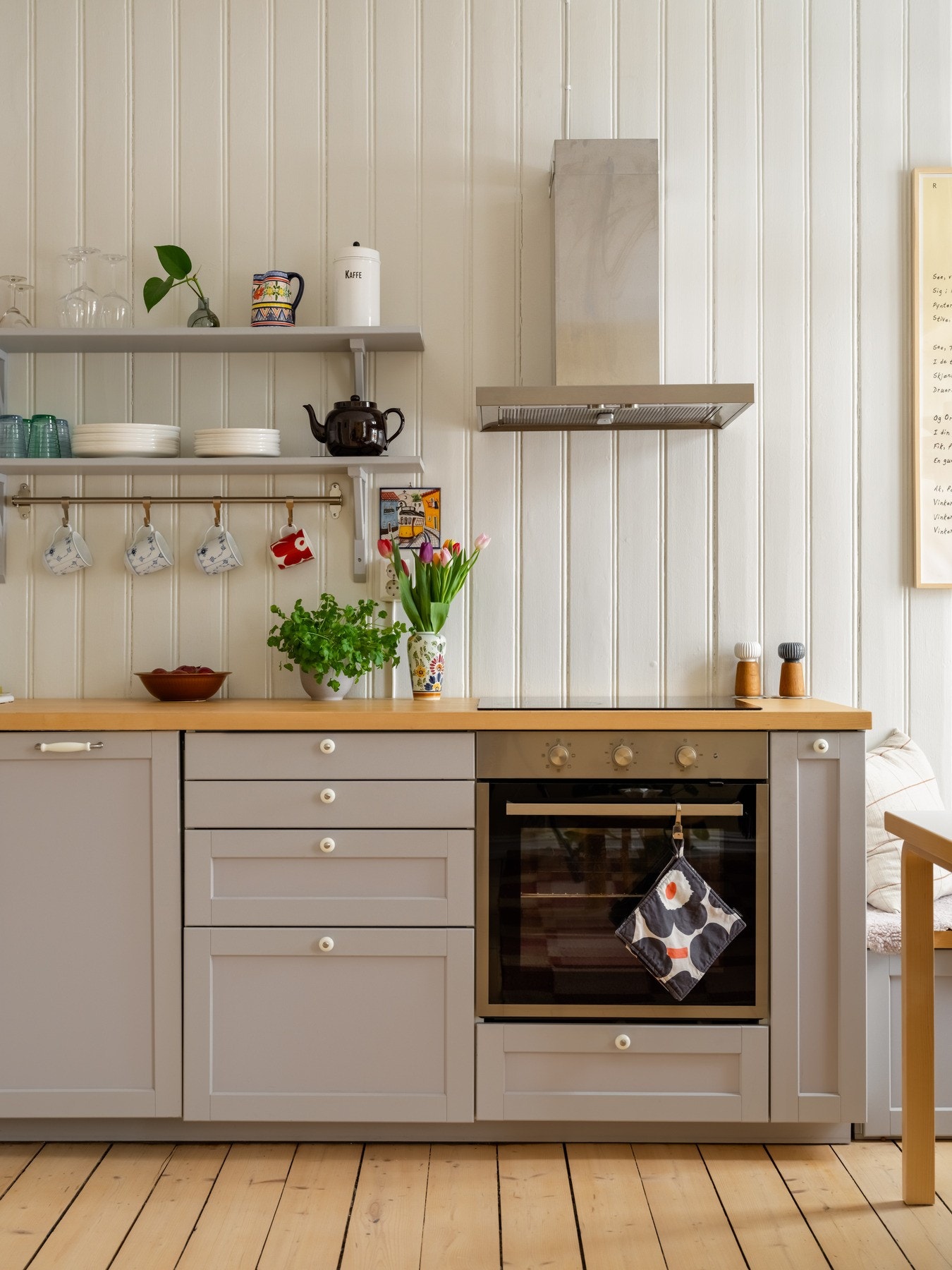 Innredningen er i klassisk stil, for å matche resten av leiligheten: Profilerte fronter, benkeplate i tre og integrerte hvitevarer. Galleribilde