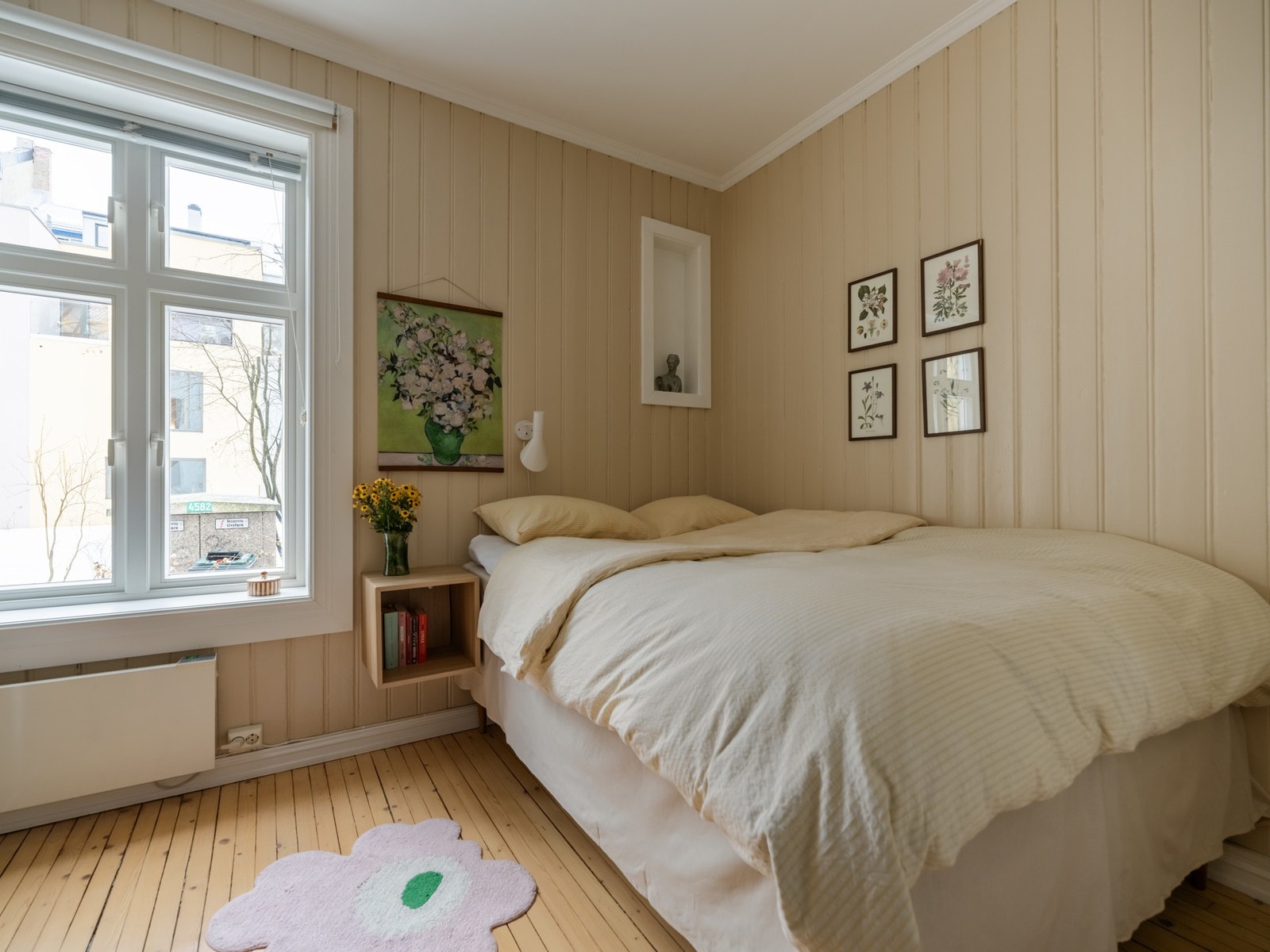 Her er det god plass til dobbeltseng med tilhørende nattbord. Galleribilde