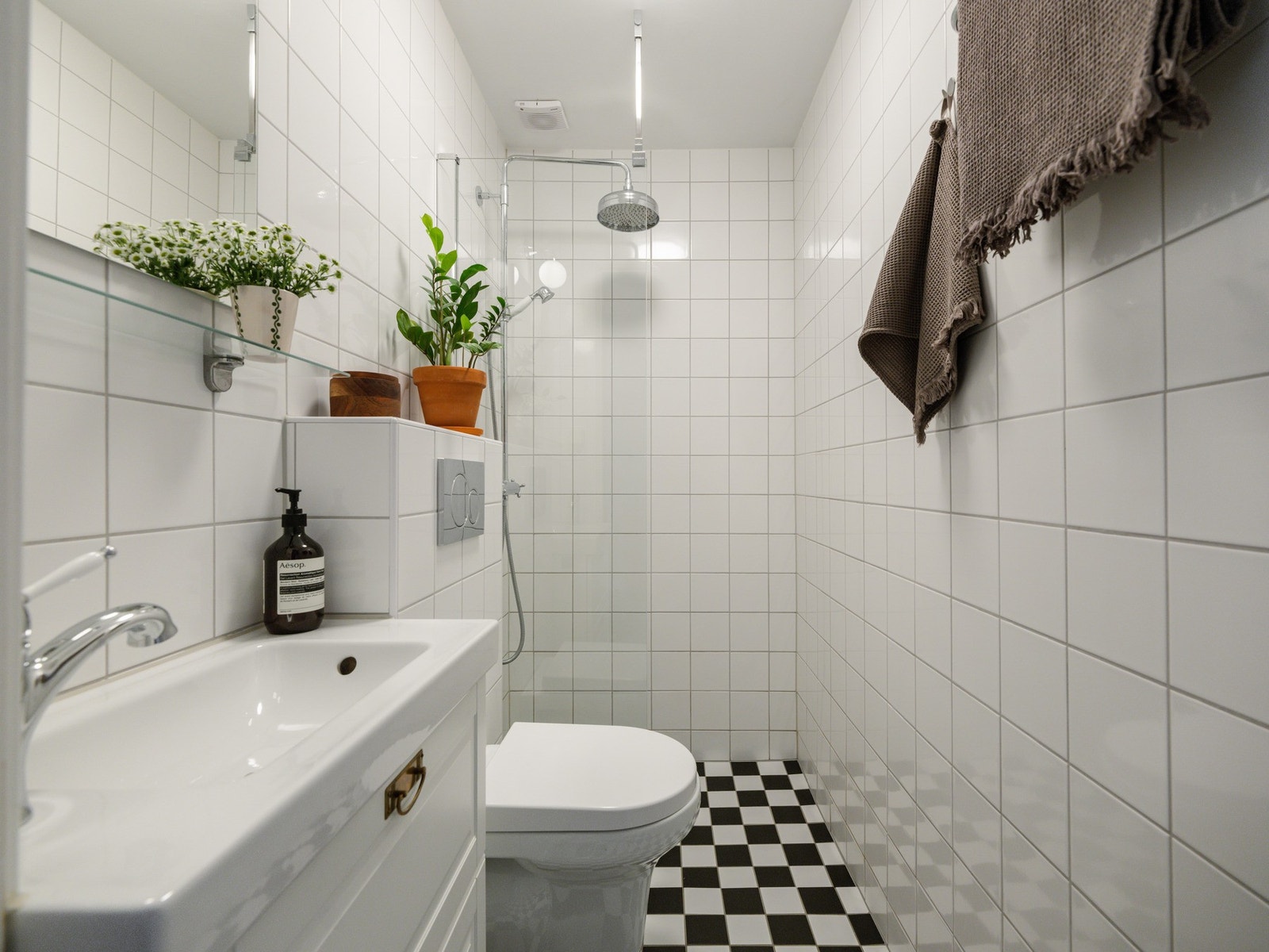 Det består av veggehengt toalett, dusjhjørne og nedfelt servant. Galleribilde