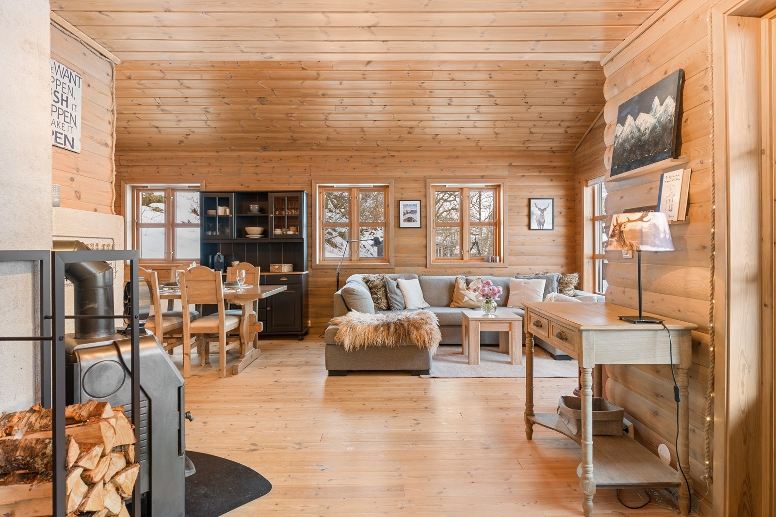 Plass til flere spisegrupper.
Vedovn i rommet. Galleribilde