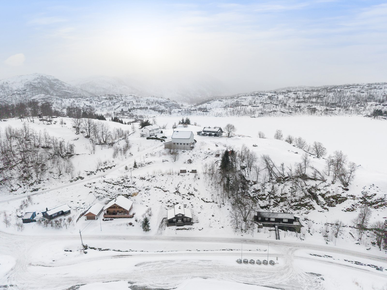 Sinnesvatnet like ved, gåavstand til handleriet med bakeri, interiør og sport. Ferske matvarer på GP'en og kafé/afterski på Fjellstuen, er dette en attraktiv beliggenhet både for voksne og barn. Galleribilde