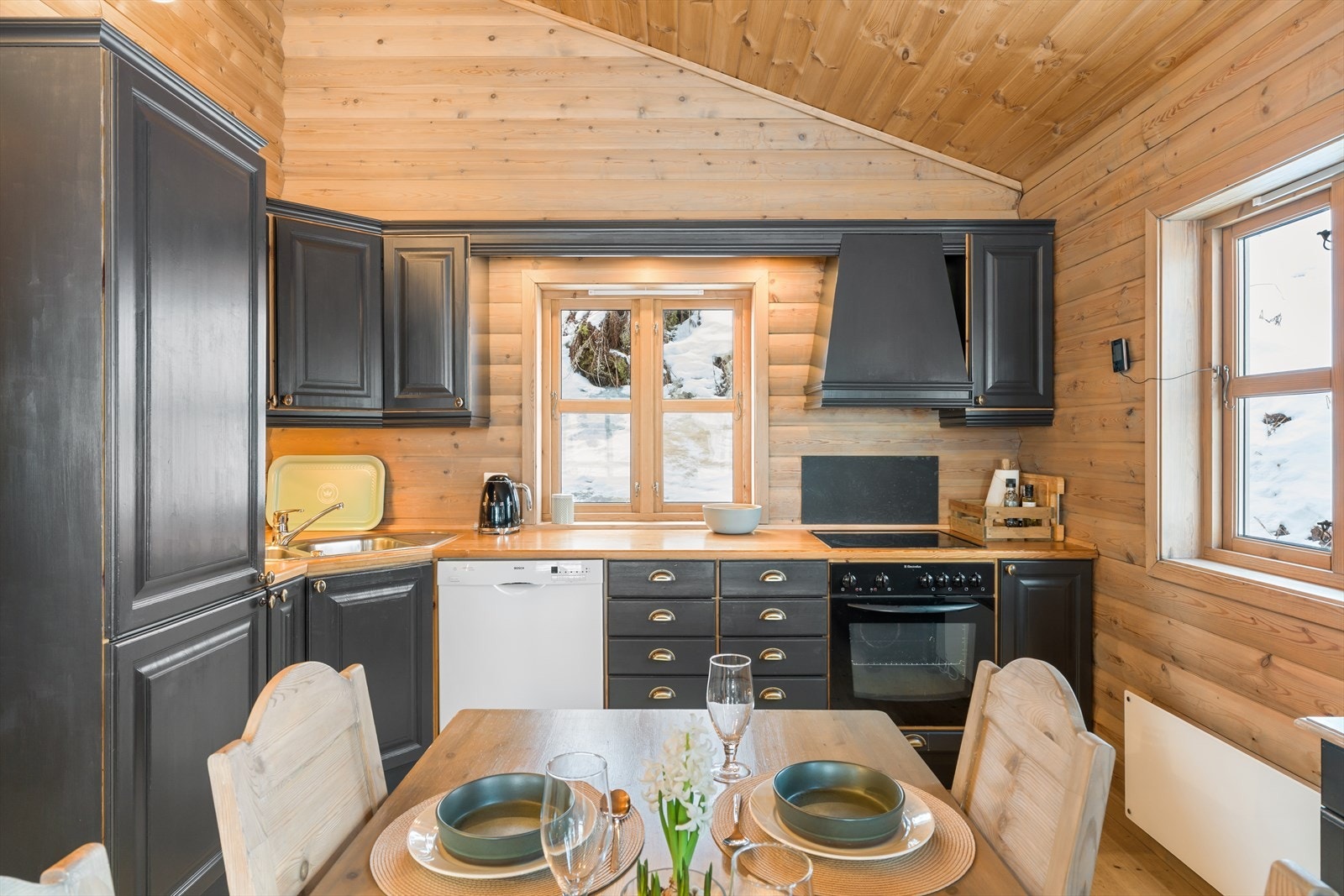 Integrert kjøleskap. Oppvaskmaskin og stekeovn kan medfølge i handelen. Galleribilde