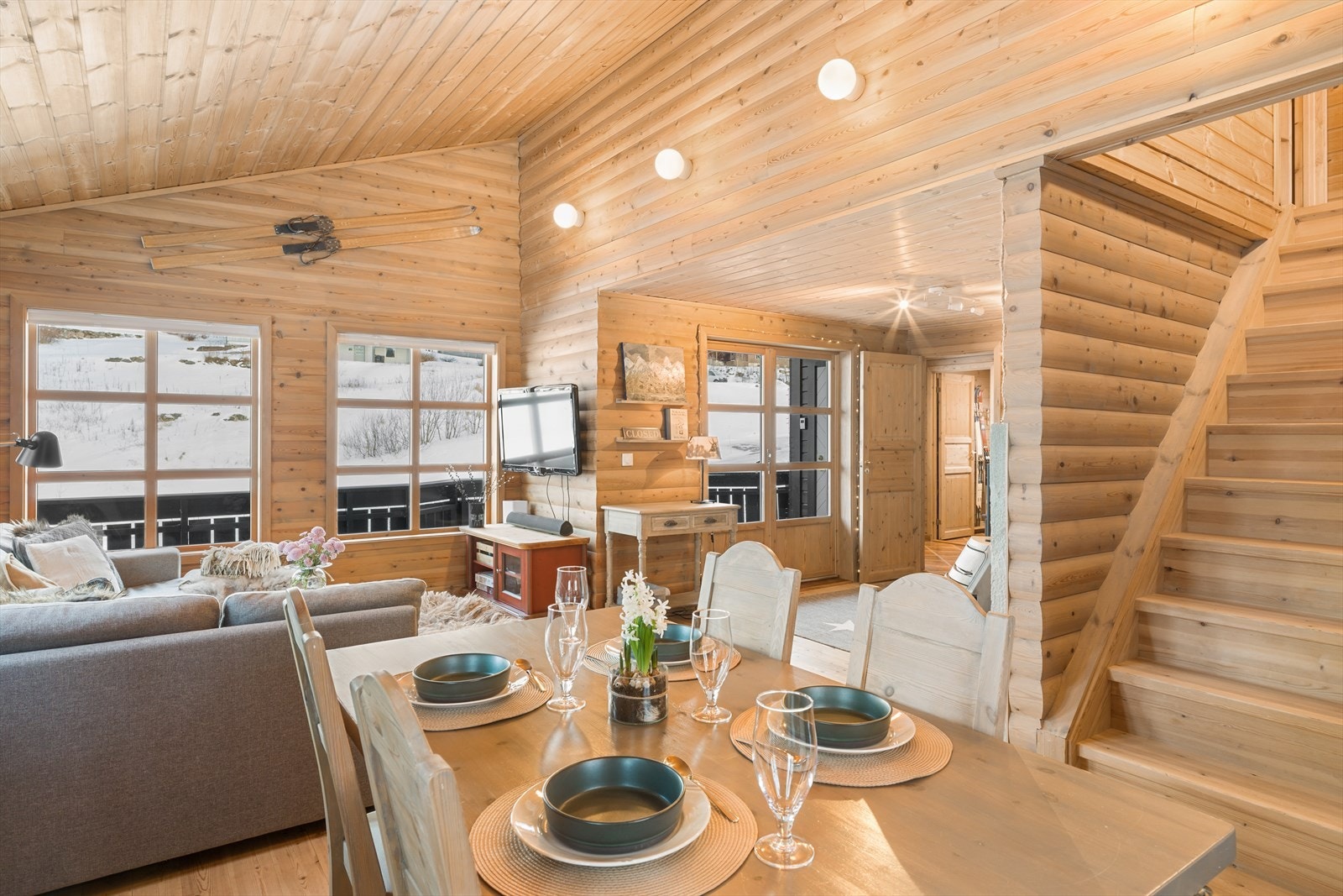 Fra kjøkkensonen er det trapp opp til loft. Galleribilde