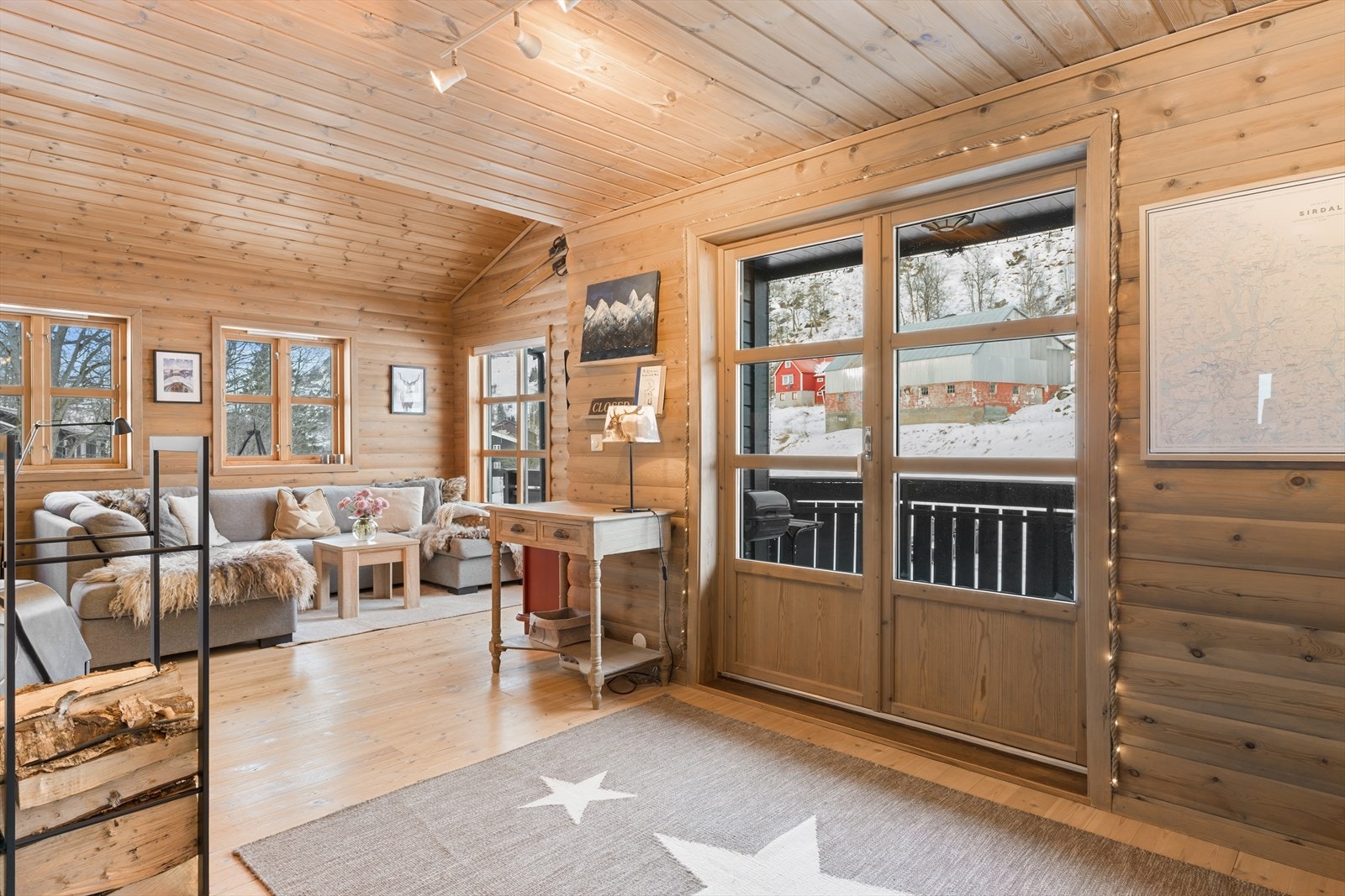 Dobbel dør ut til terrasse og store vinduer som gir mye naturlig lys inn i rommet. Galleribilde