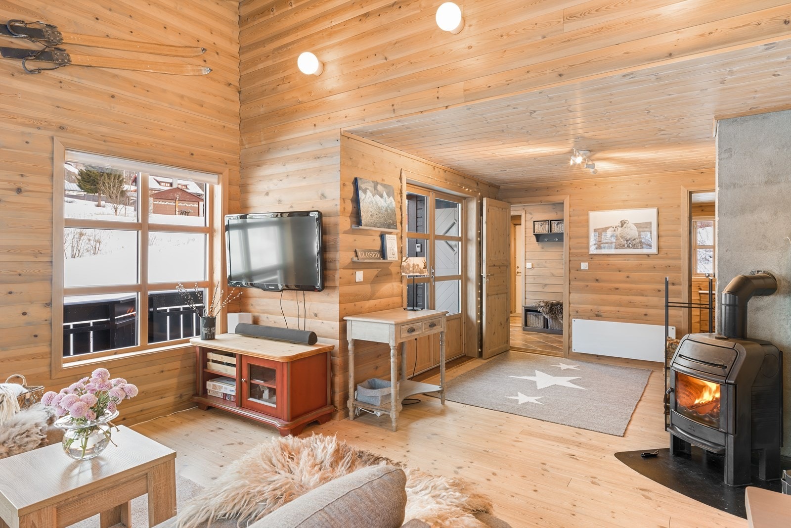 Stue og kjøkken i åpen løsning, men kjøkken likevel fint skjermet fra stuen. Galleribilde