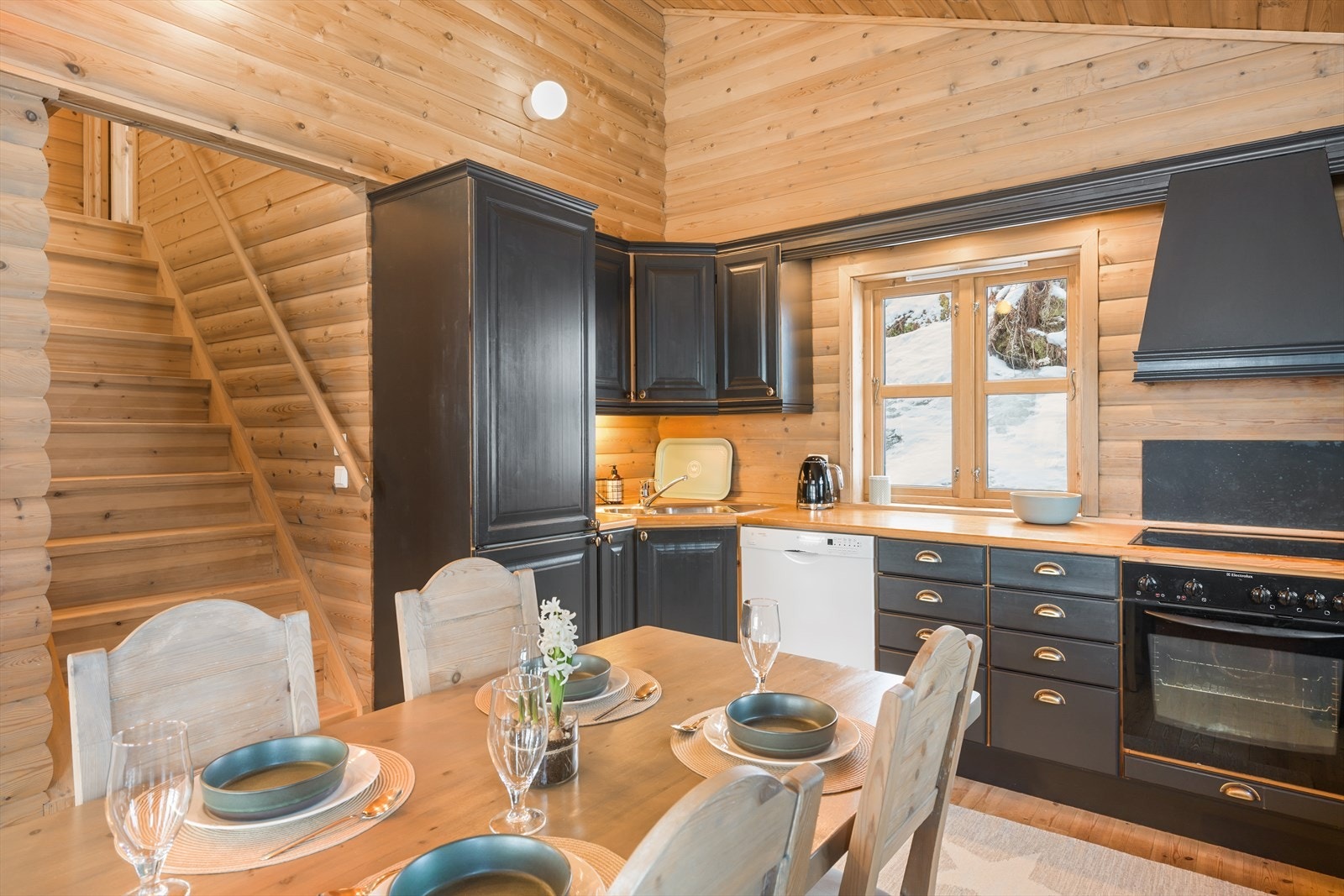 Sort kjøkken med benkeplate i tre. Galleribilde