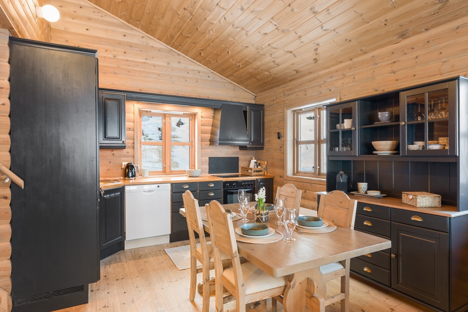 God plass til langbord i tilknytning til kjøkken. Galleribilde