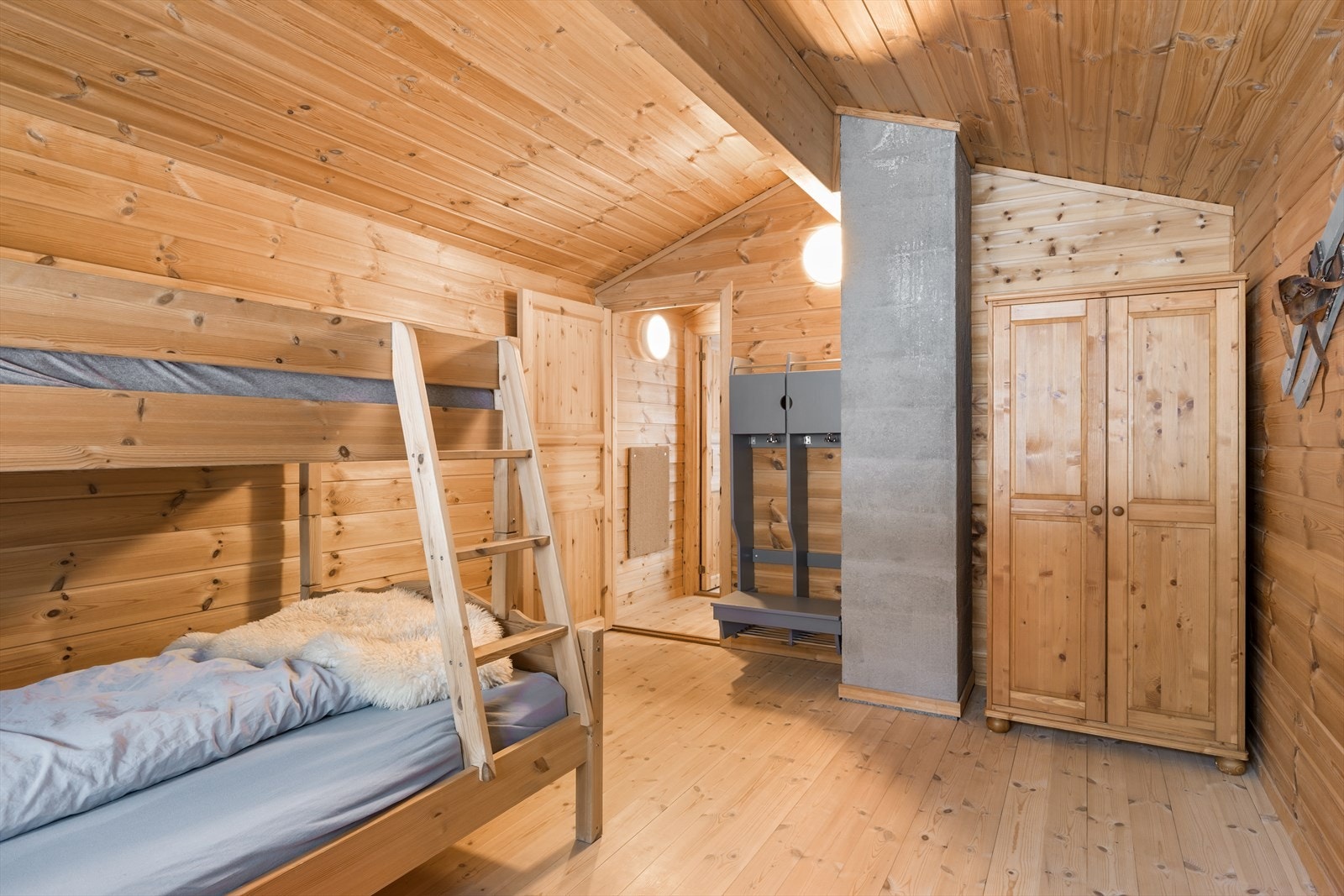 Panel i tak, vegger og furugulv. Galleribilde