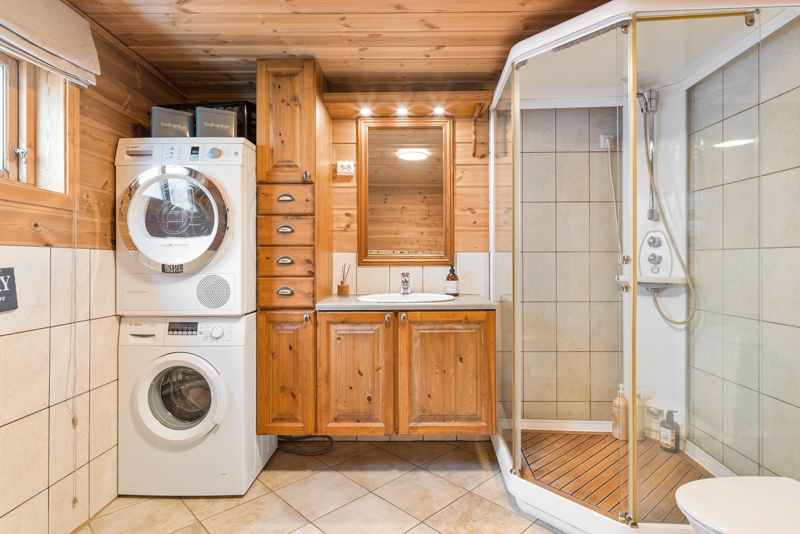 Dusjkabinett, wc og vask i seksjon med god lagringsplass.
Opplegg og plass til vaskemaskin og tørketrommel. Galleribilde